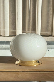 Vintage Murano Bordlampe i Opalhvidt Spiralglas med Messingfarvet Base | H18 cm Studio Hafnia