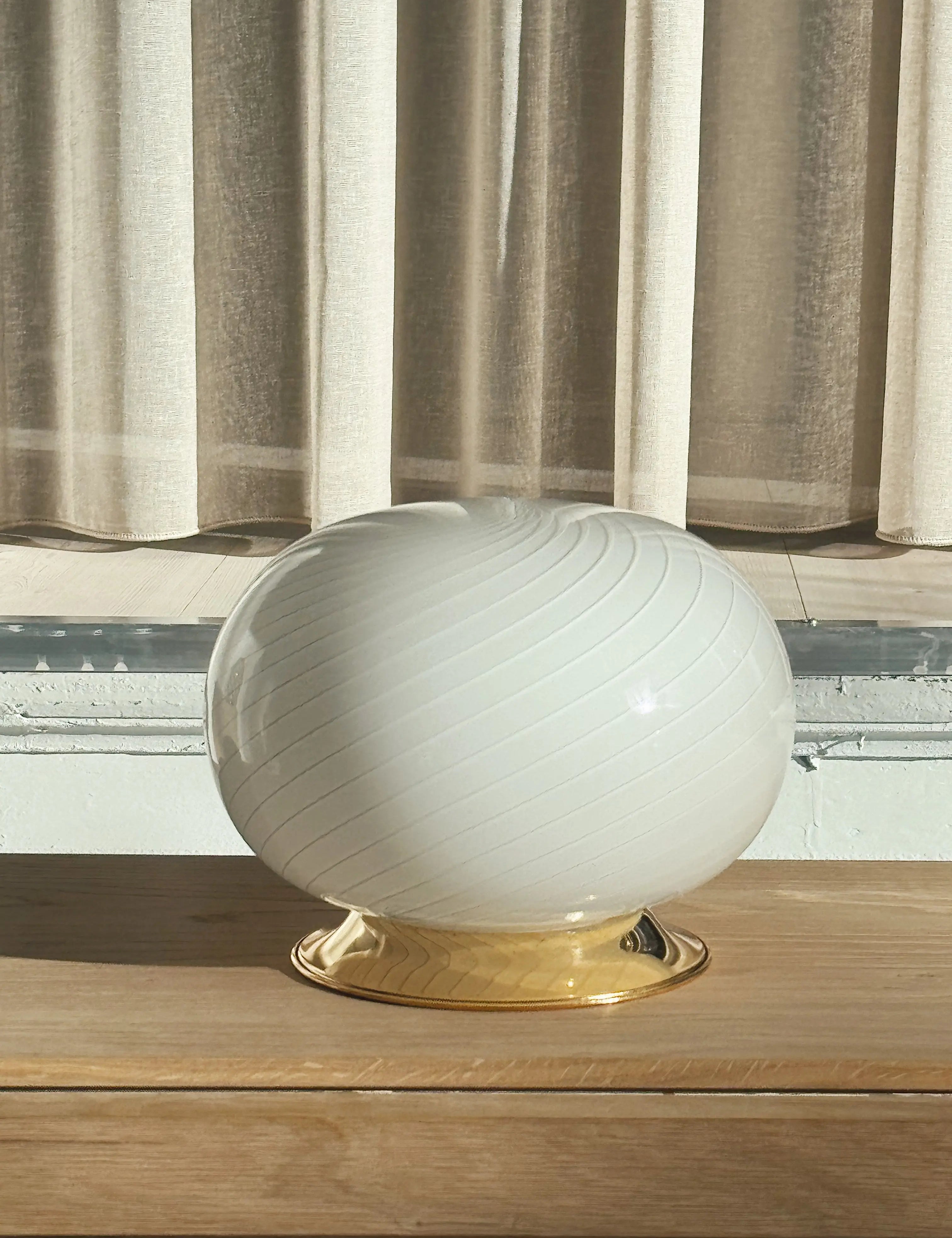 Vintage Murano Bordlampe i Opalhvidt Spiralglas med Messingfarvet Base | H18 cm Studio Hafnia