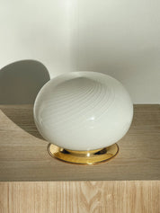 Vintage Murano Bordlampe i Opalhvidt Spiralglas med Messingfarvet Base | H18 cm Studio Hafnia