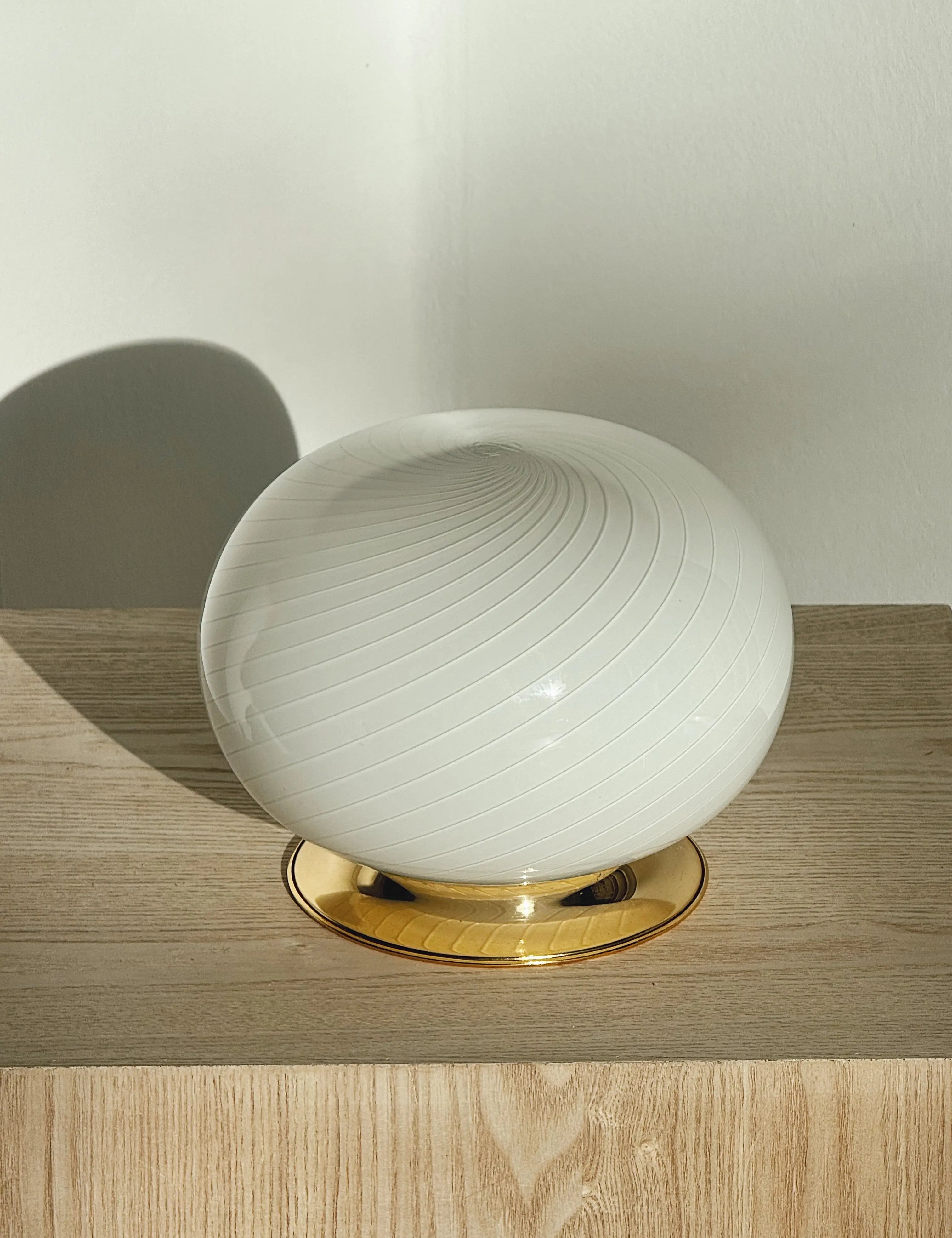 Vintage Murano Bordlampe i Opalhvidt Spiralglas med Messingfarvet Base | H18 cm Studio Hafnia