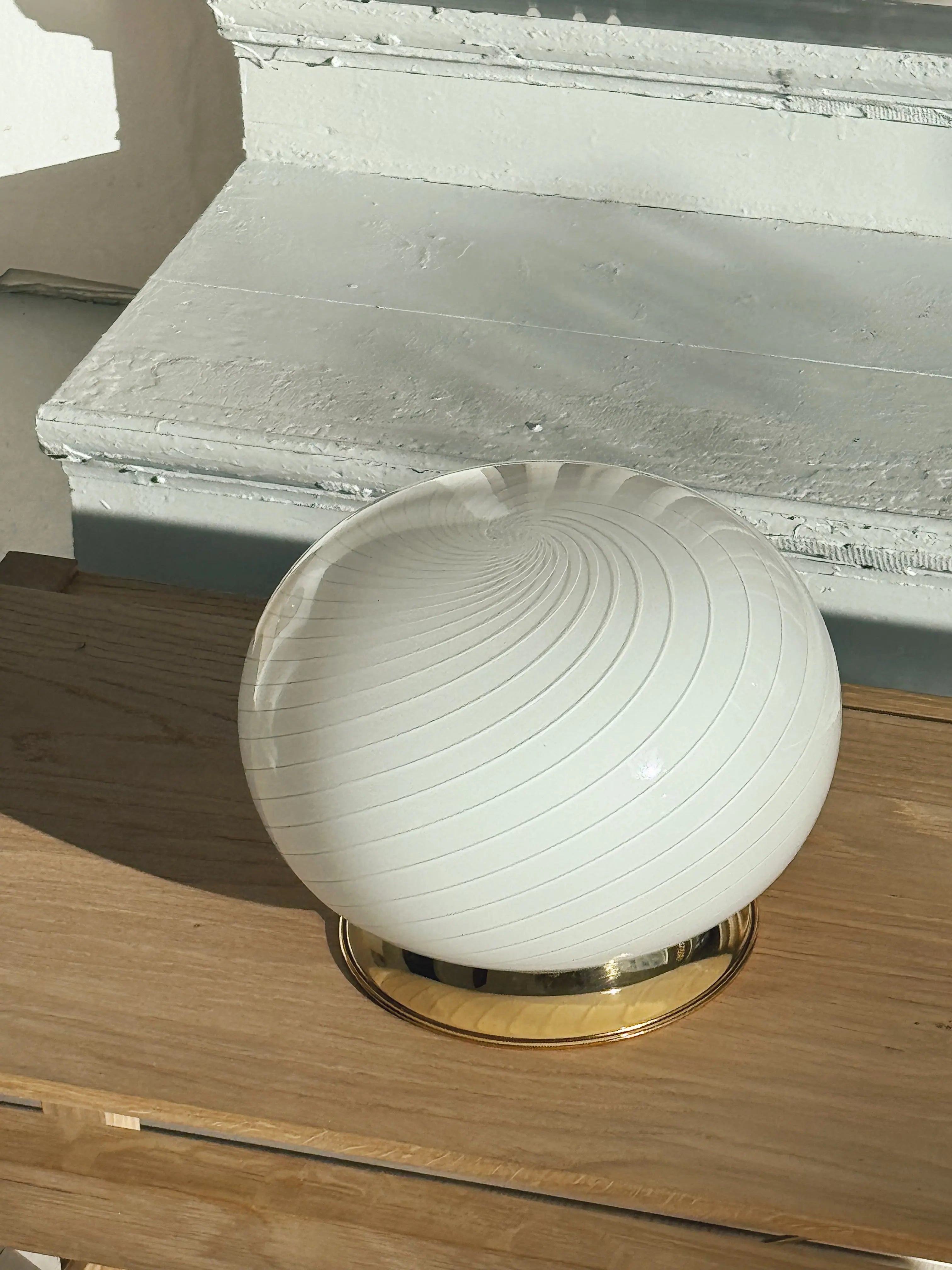 Vintage Murano Bordlampe i Opalhvidt Spiralglas med Messingfarvet Base | H18 cm Studio Hafnia