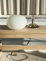 Vintage Murano Bordlampe i Opalhvidt Spiralglas med Messingfarvet Base | H18 cm Studio Hafnia