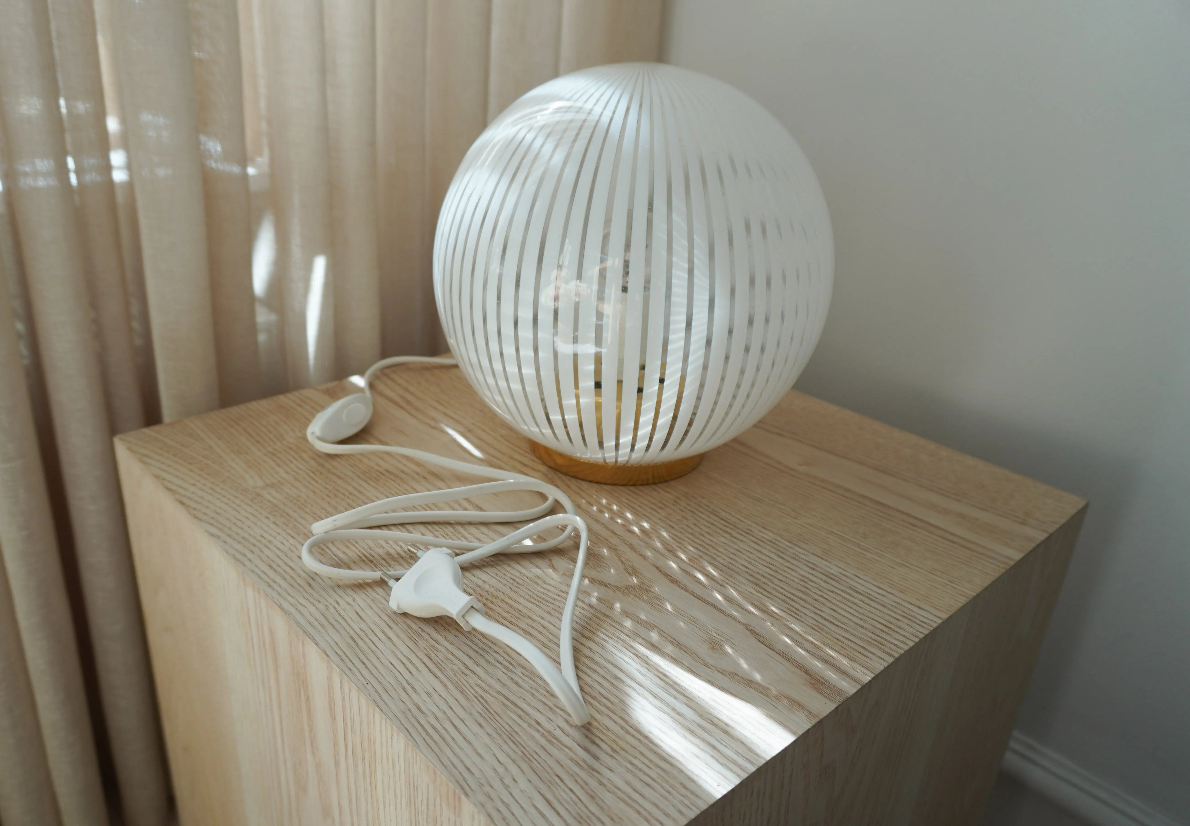 Vintage Murano Filigrana Globe Table Lamp | White H22 cm
