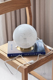 Vintage Murano Filigrana Globe Bordlampe i Hvidt Glas med Messingbase | H20 cm Studio Hafnia