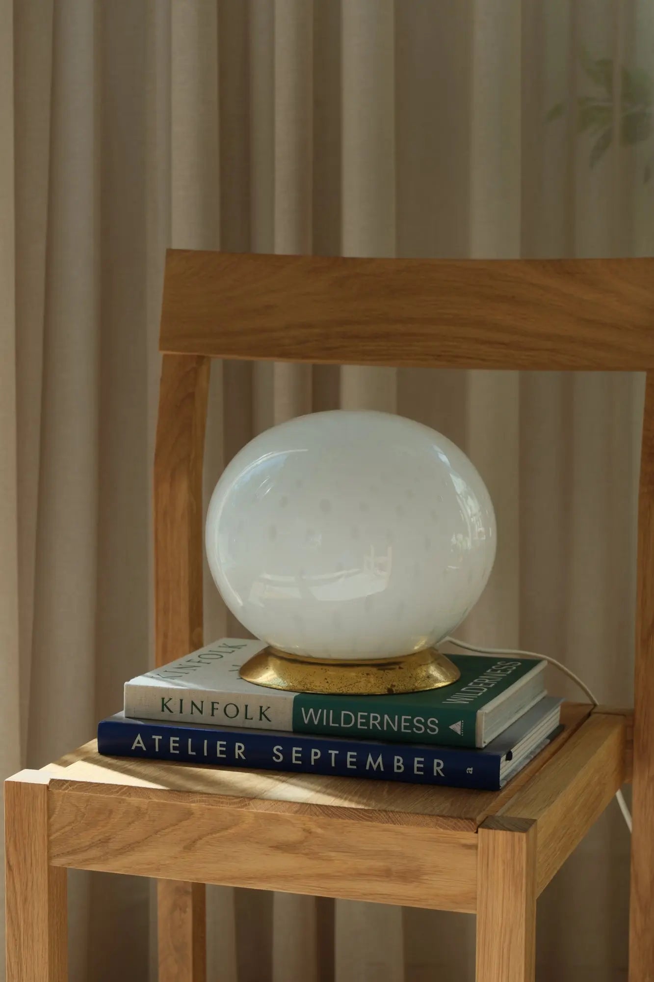 Vintage Murano globe table lamp in white bubble glass with a patinated brass base, H21.5 cm