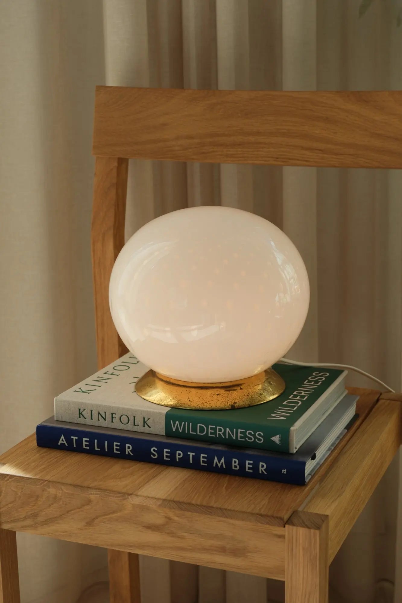 Mouth-blown Murano sphere in white bubble glass with bullicante air bubbles, vintage table lamp