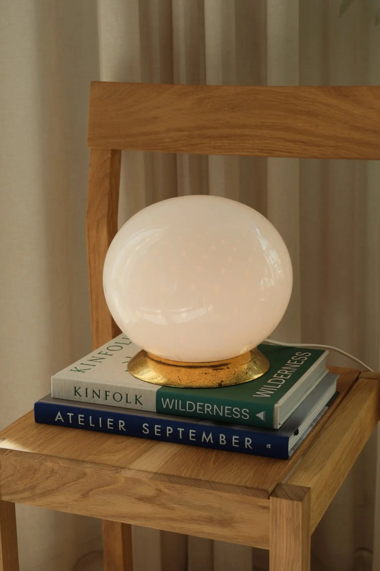 Vintage Murano Globe Bordlampe i Hvidt Boblglas med Patineret Messingbase | H21,5 cm Studio Hafnia