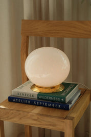 Vintage Murano Globe Bordlampe i Hvidt Boblglas med Patineret Messingbase | H21,5 cm Studio Hafnia