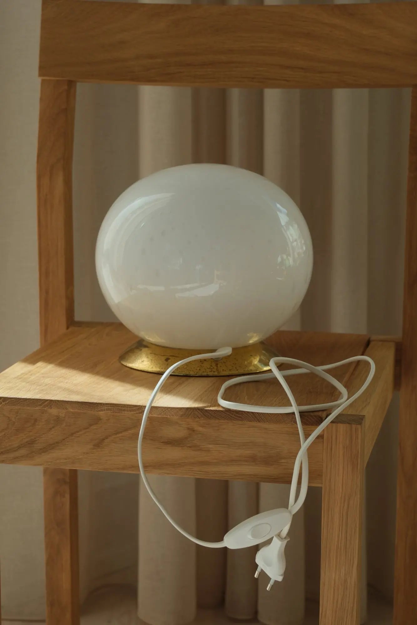 Vintage Murano Globe Bordlampe i Hvidt Boblglas med Patineret Messingbase | H21,5 cm Studio Hafnia