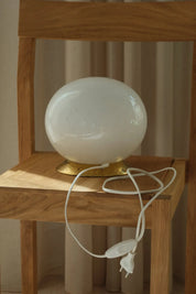 Vintage Murano Globe Bordlampe i Hvidt Boblglas med Patineret Messingbase | H21,5 cm Studio Hafnia