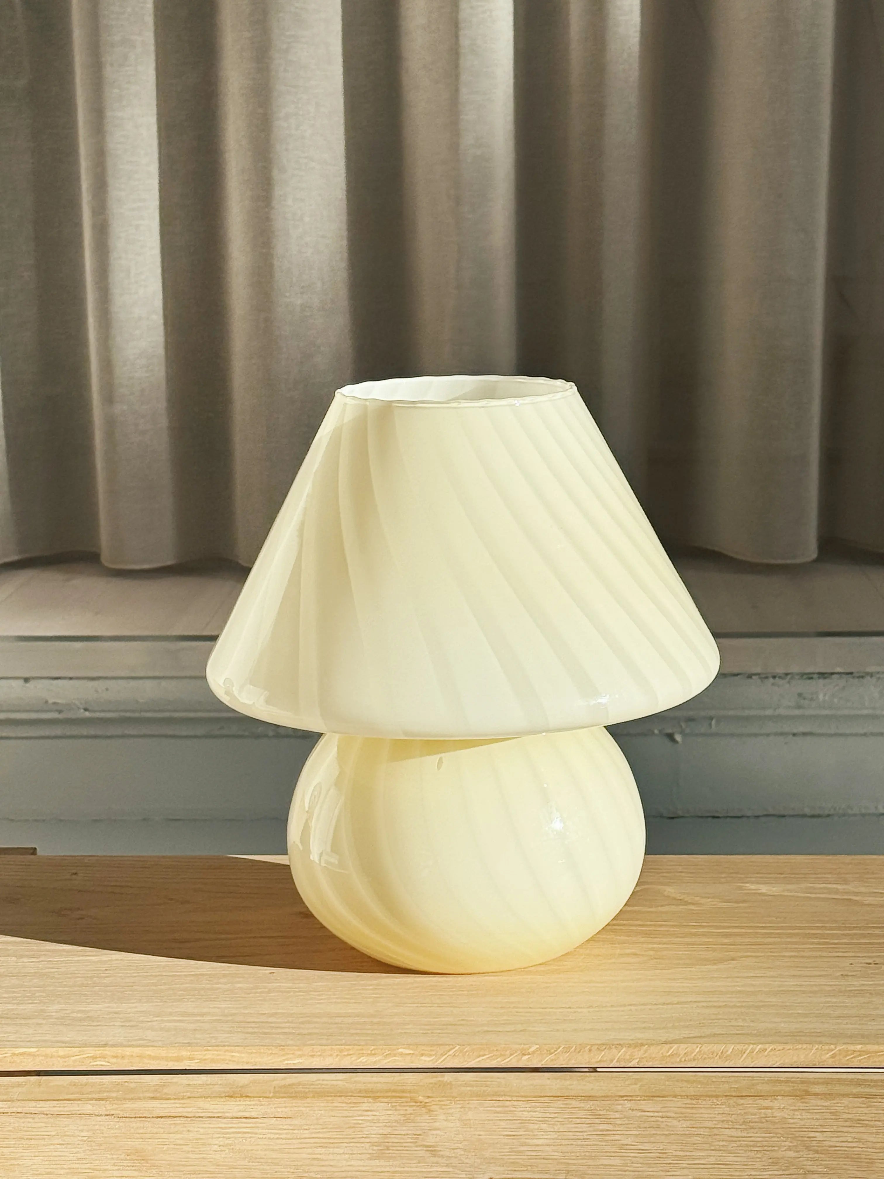 Vintage Murano Mushroom Bordlampe i Lysegul/Creme | H27 cm Studio Hafnia