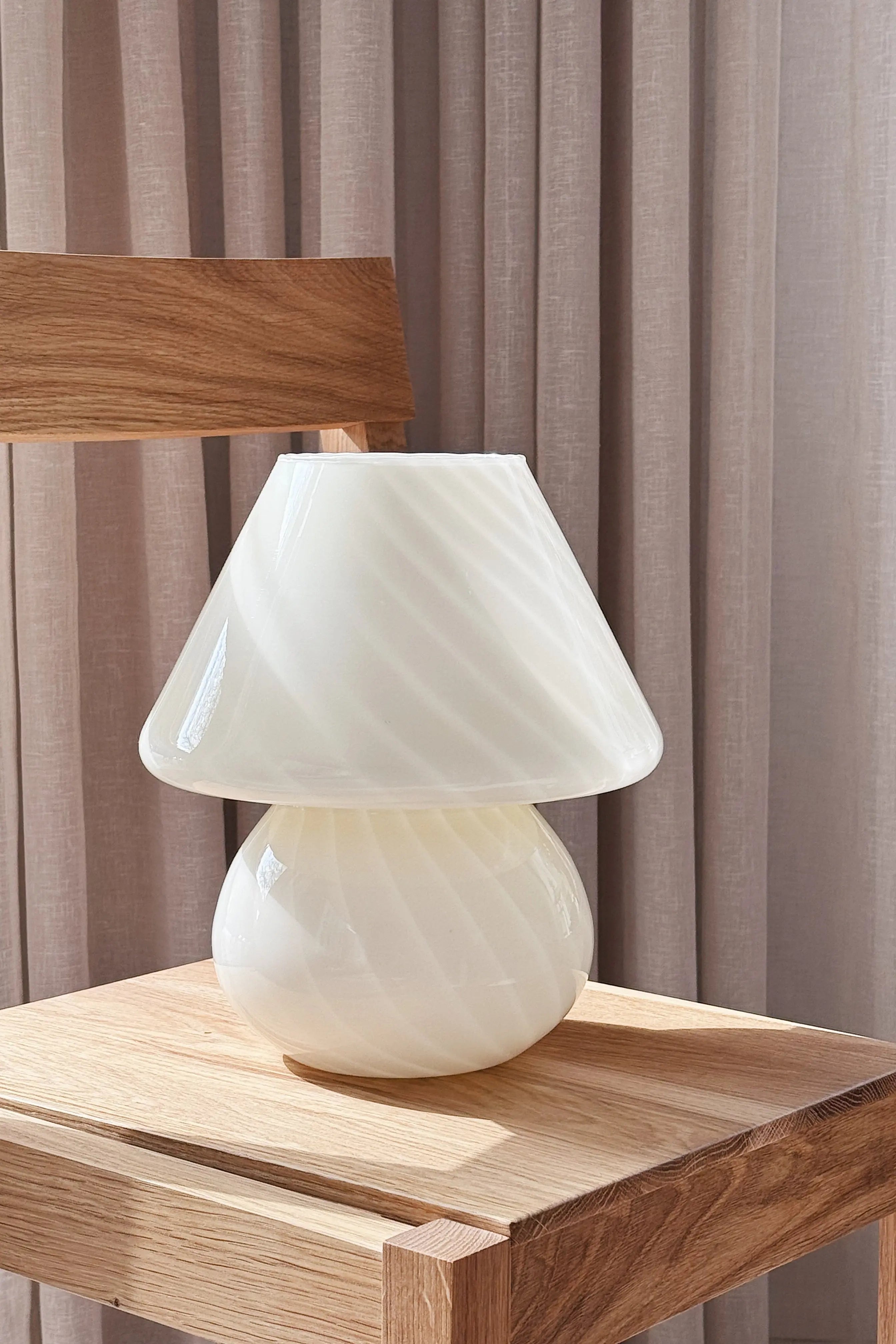 Vintage Murano Mushroom Bordlampe i Lysegul/Creme med Swirl | H27 cm Studio Hafnia