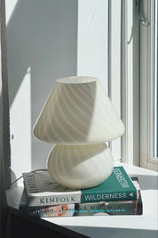 Vintage Murano Mushroom Bordlampe i Lysegul/Creme med Swirl | H27 cm Studio Hafnia