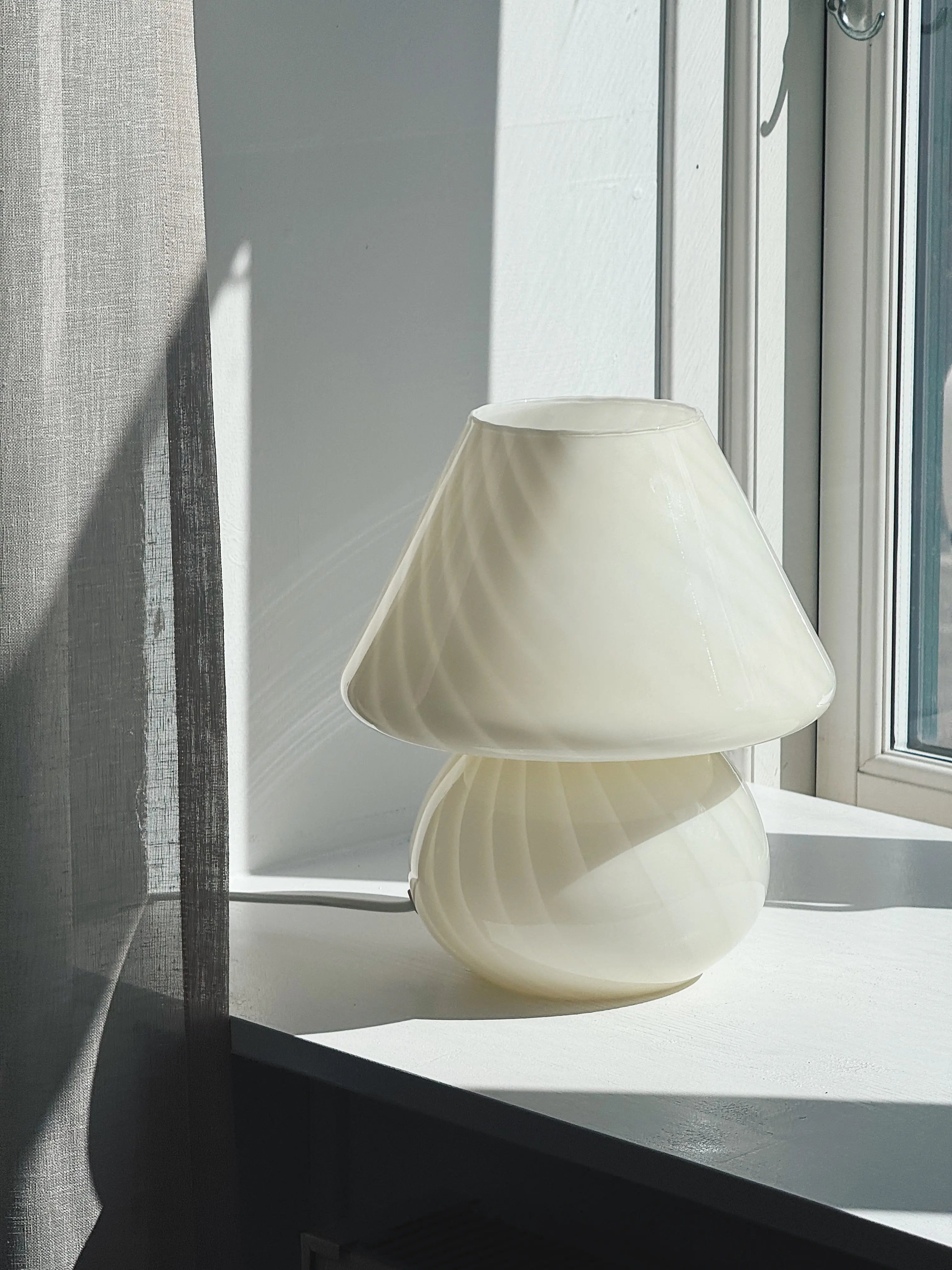 Vintage Murano Mushroom Bordlampe i Lysegul/Creme med Swirl | H27 cm Studio Hafnia
