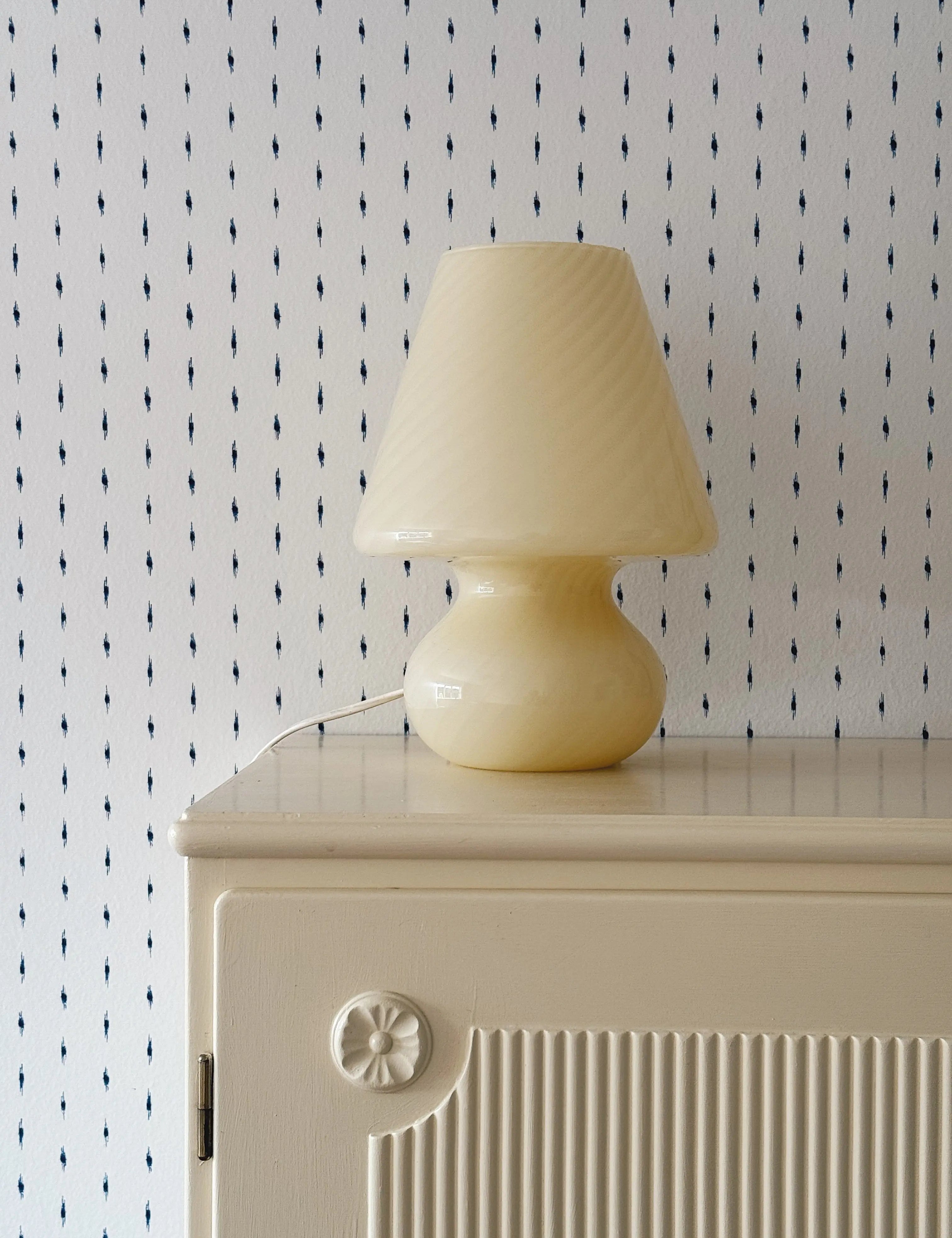 Vintage Murano Mushroom Bordlampe i Lysegult Swirl Glas | H26,55 cm Studio Hafnia