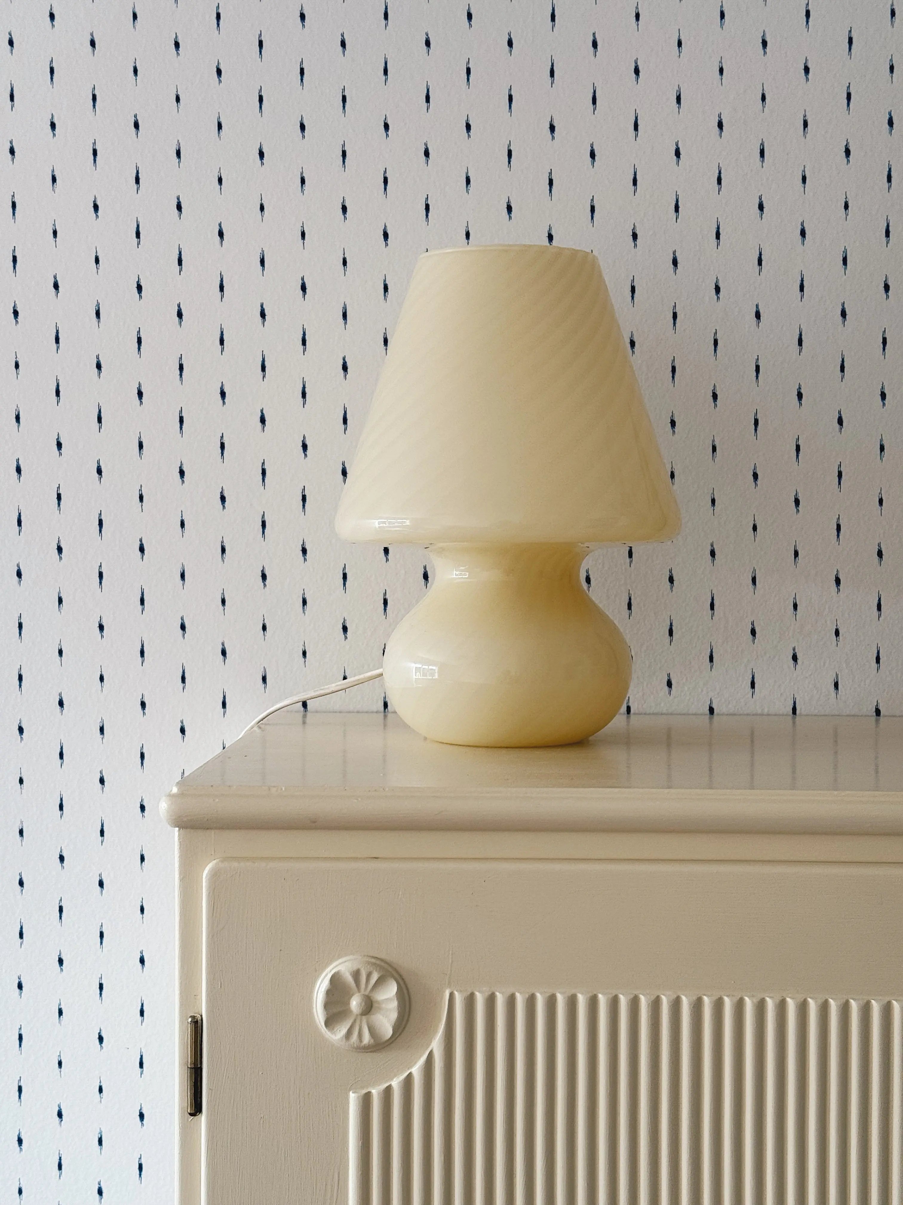 Vintage Murano Mushroom Bordlampe i Lysegult Swirl Glas | H26,55 cm Studio Hafnia