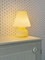 Vintage Murano Mushroom Bordlampe i Lysegult Swirl Glas | H26,55 cm Studio Hafnia