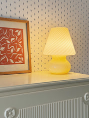 Vintage Murano Mushroom Bordlampe i Lysegult Swirl Glas | H26,55 cm Studio Hafnia