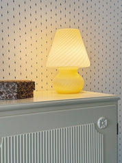Vintage Murano Mushroom Bordlampe i Lysegult Swirl Glas | H26,55 cm Studio Hafnia