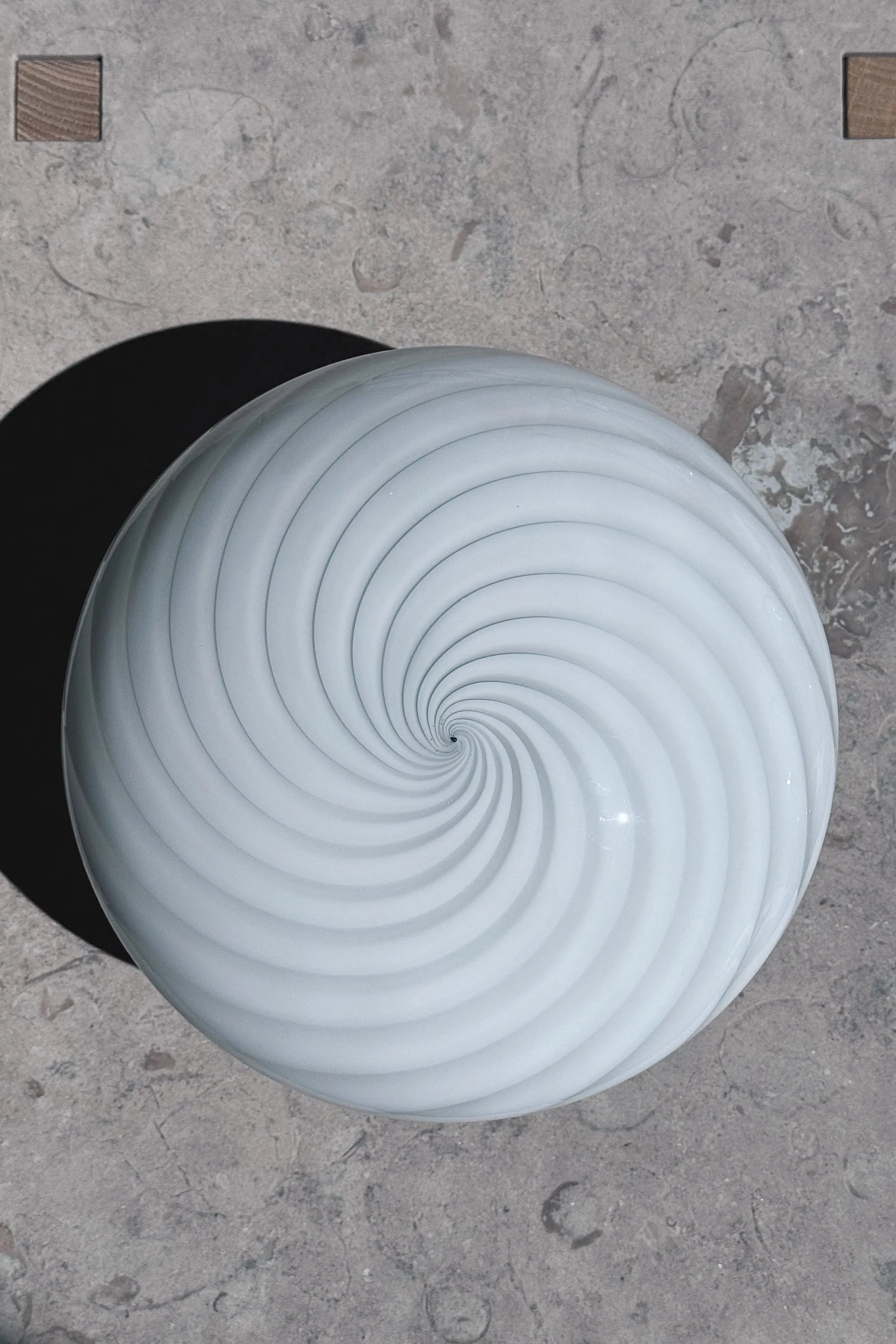 Vintage Murano Plafond Loftslampe/Væglampe i Hvidt Swirl Glas | Ø24 cm Studio Hafnia