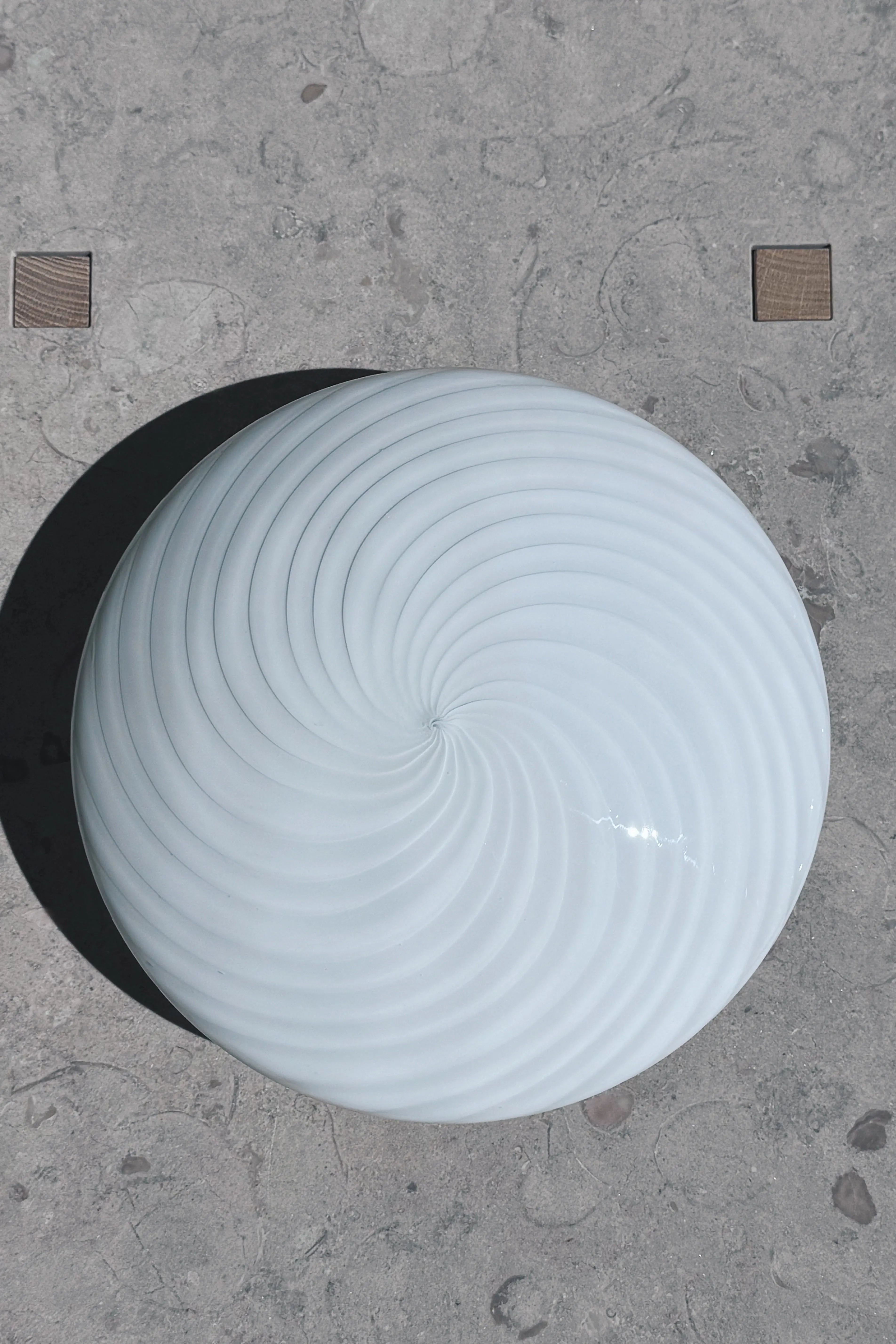 Vintage Murano Plafond Loftslampe/Væglampe i Hvidt Swirl Glas | Ø27 cm Studio Hafnia