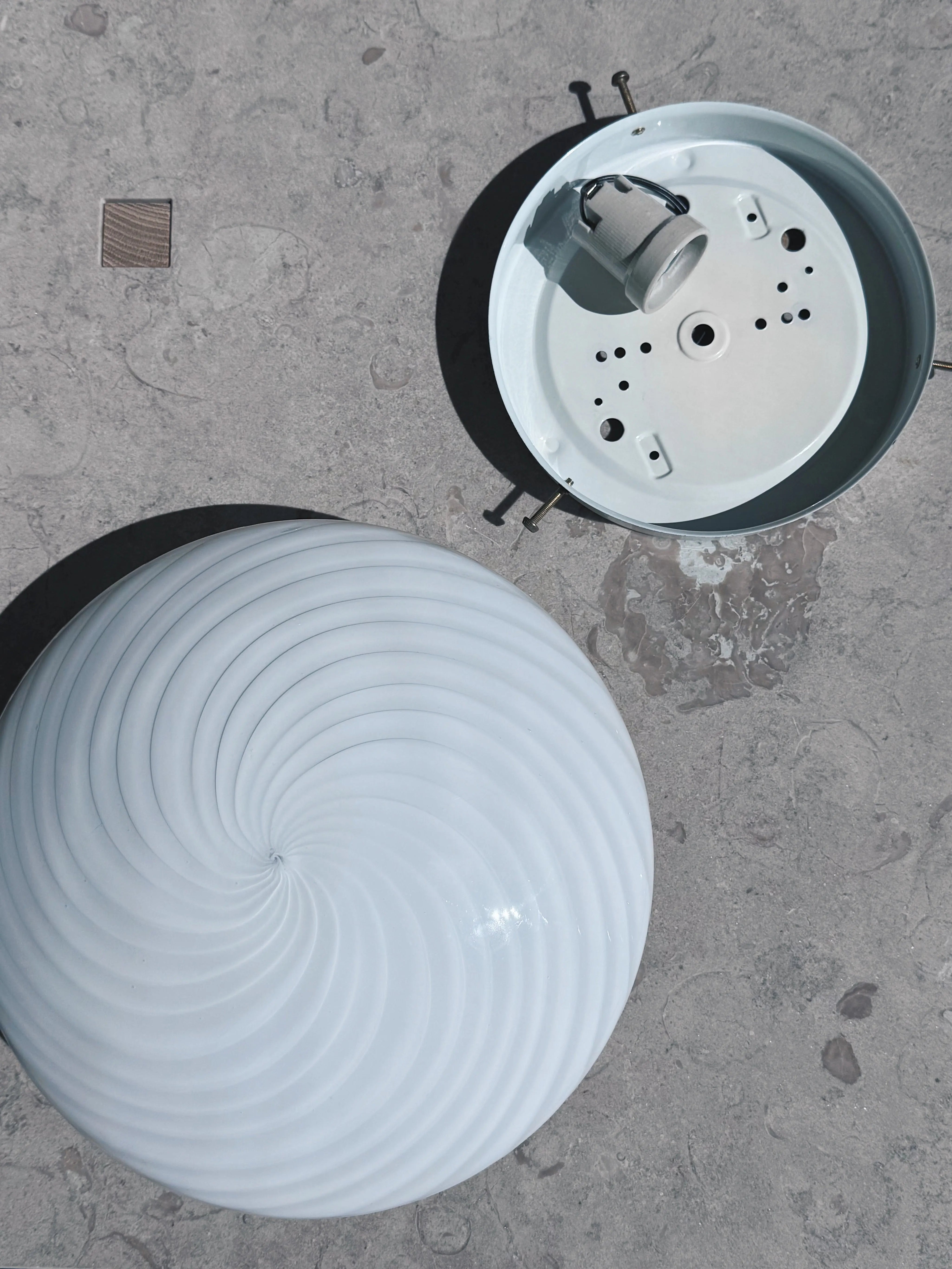 Vintage Murano Plafond Loftslampe/Væglampe i Hvidt Swirl Glas | Ø27 cm Studio Hafnia