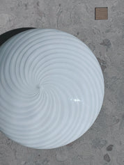 Vintage Murano Plafond Loftslampe/Væglampe i Hvidt Swirl Glas | Ø27 cm Studio Hafnia