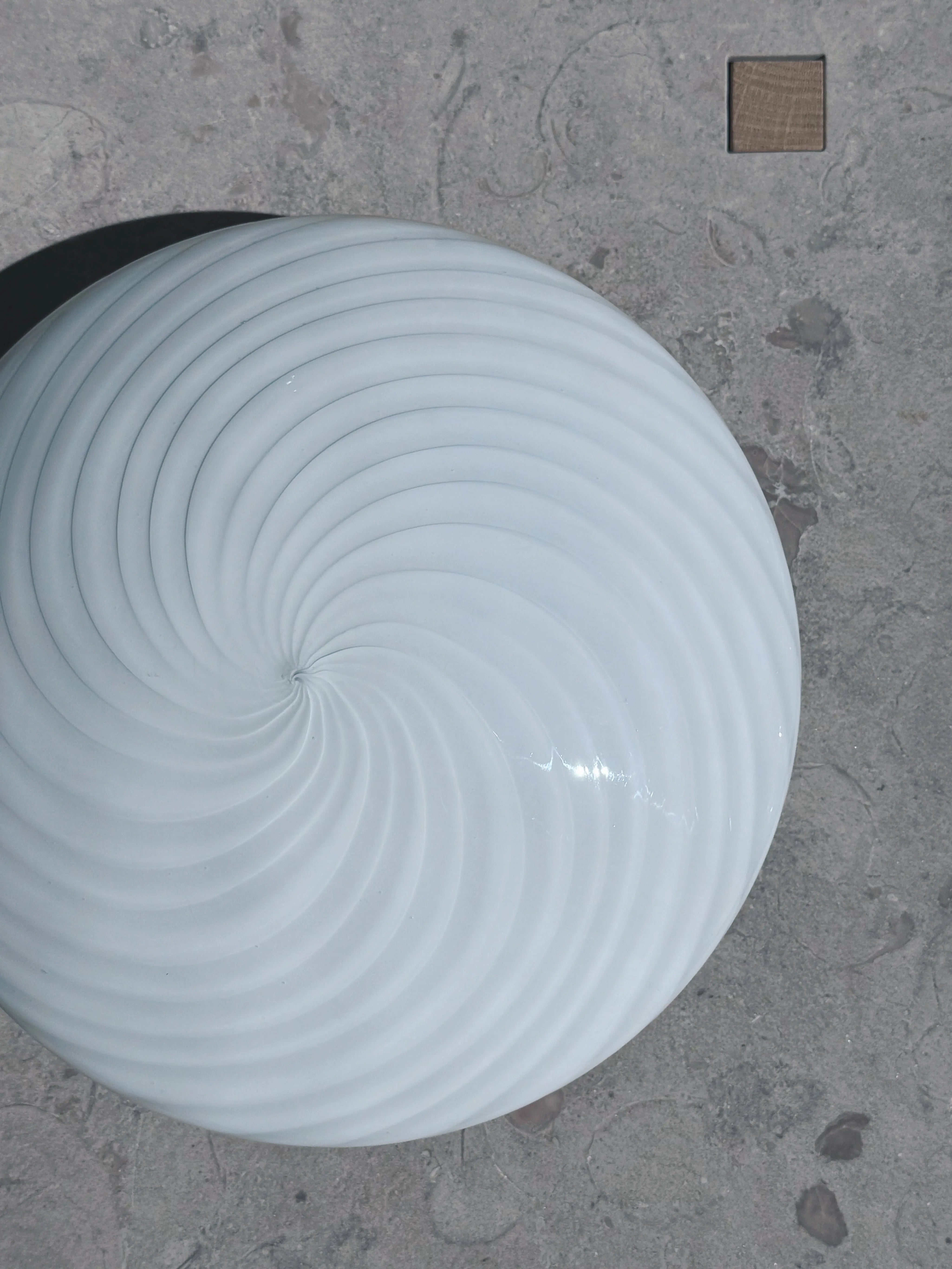 Vintage Murano Plafond Loftslampe/Væglampe i Hvidt Swirl Glas | Ø27 cm Studio Hafnia