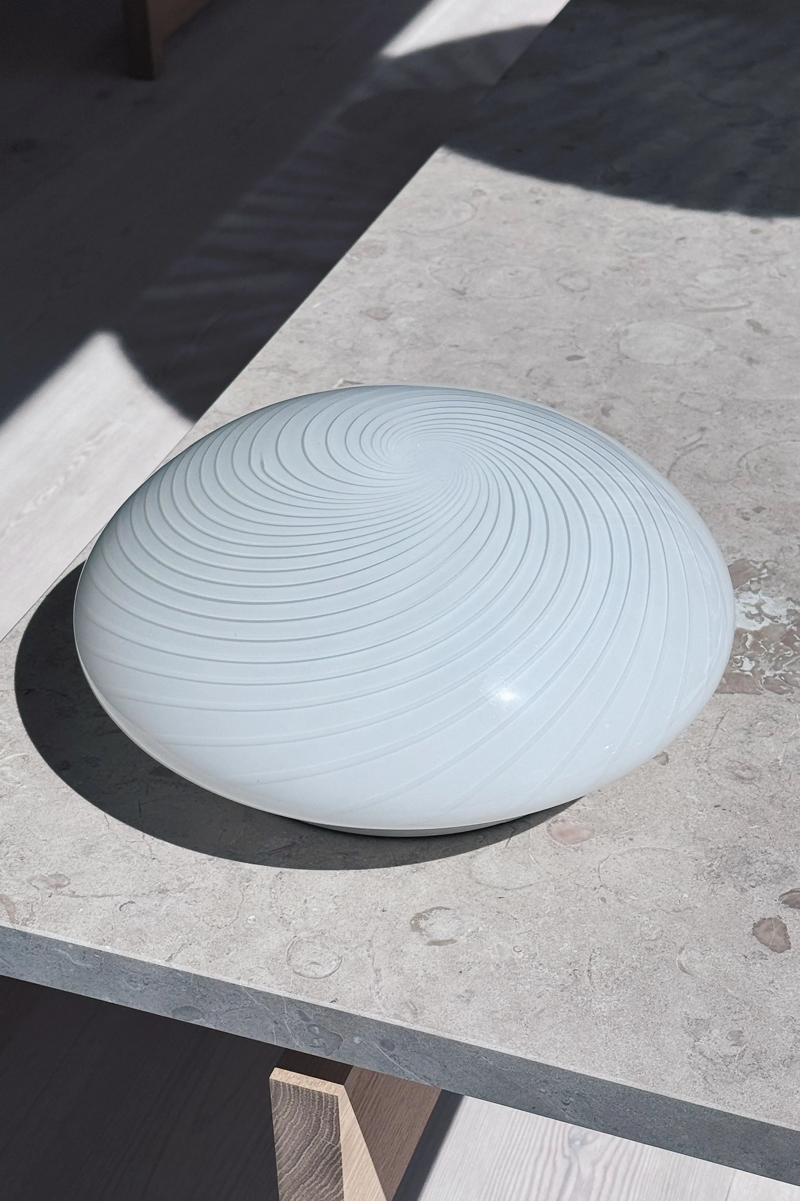 Væglampe i Hvidt Swirl Glas | Ø28 cm Studio Hafnia