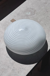 Vintage Murano Plafond Loftslampe/Væglampe i Hvidt Swirl Glas | Ø29 cm Studio Hafnia