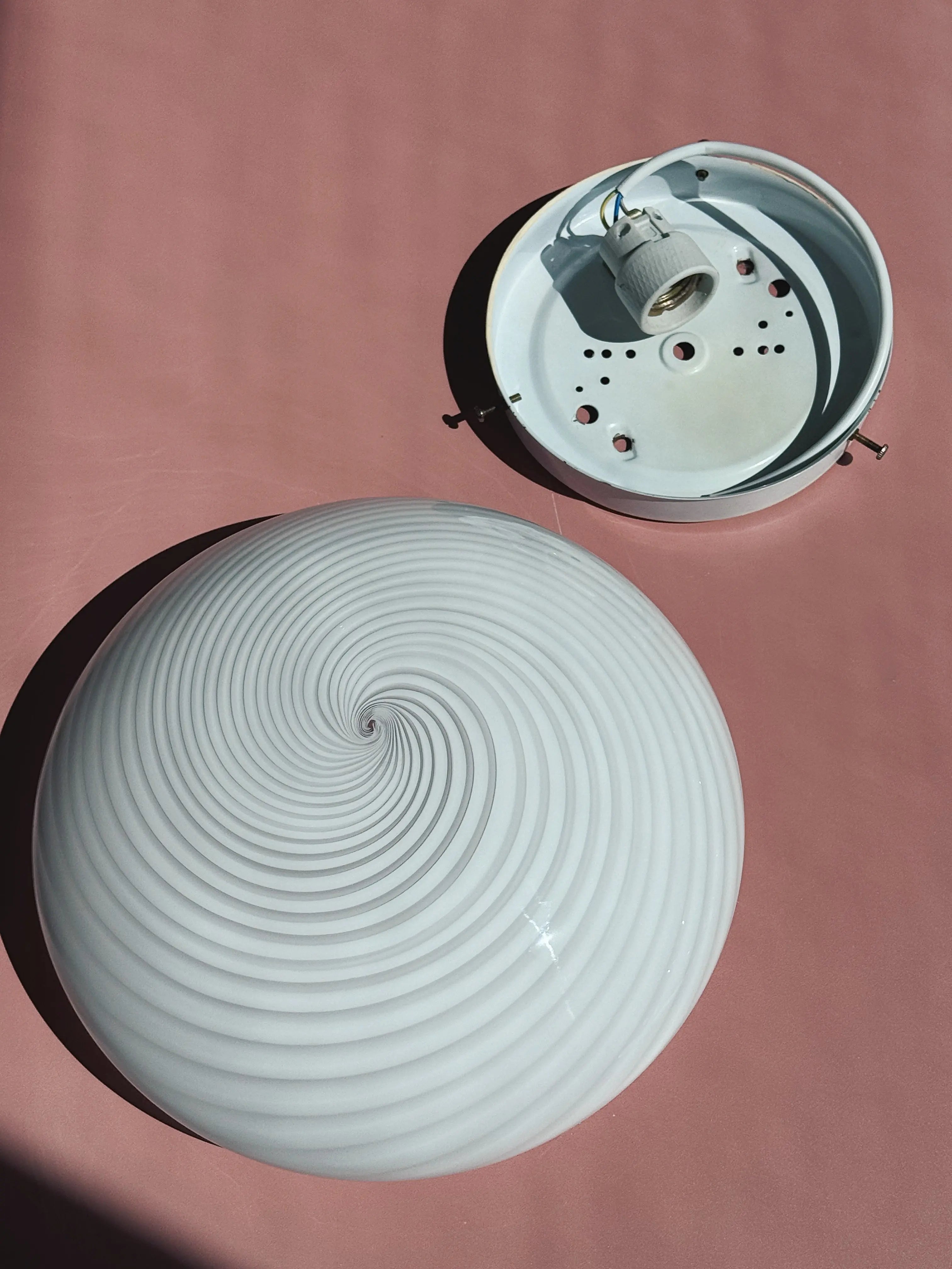 Vintage Murano Plafond Loftslampe/Væglampe i Hvidt Swirl Glas | Ø29 cm Studio Hafnia