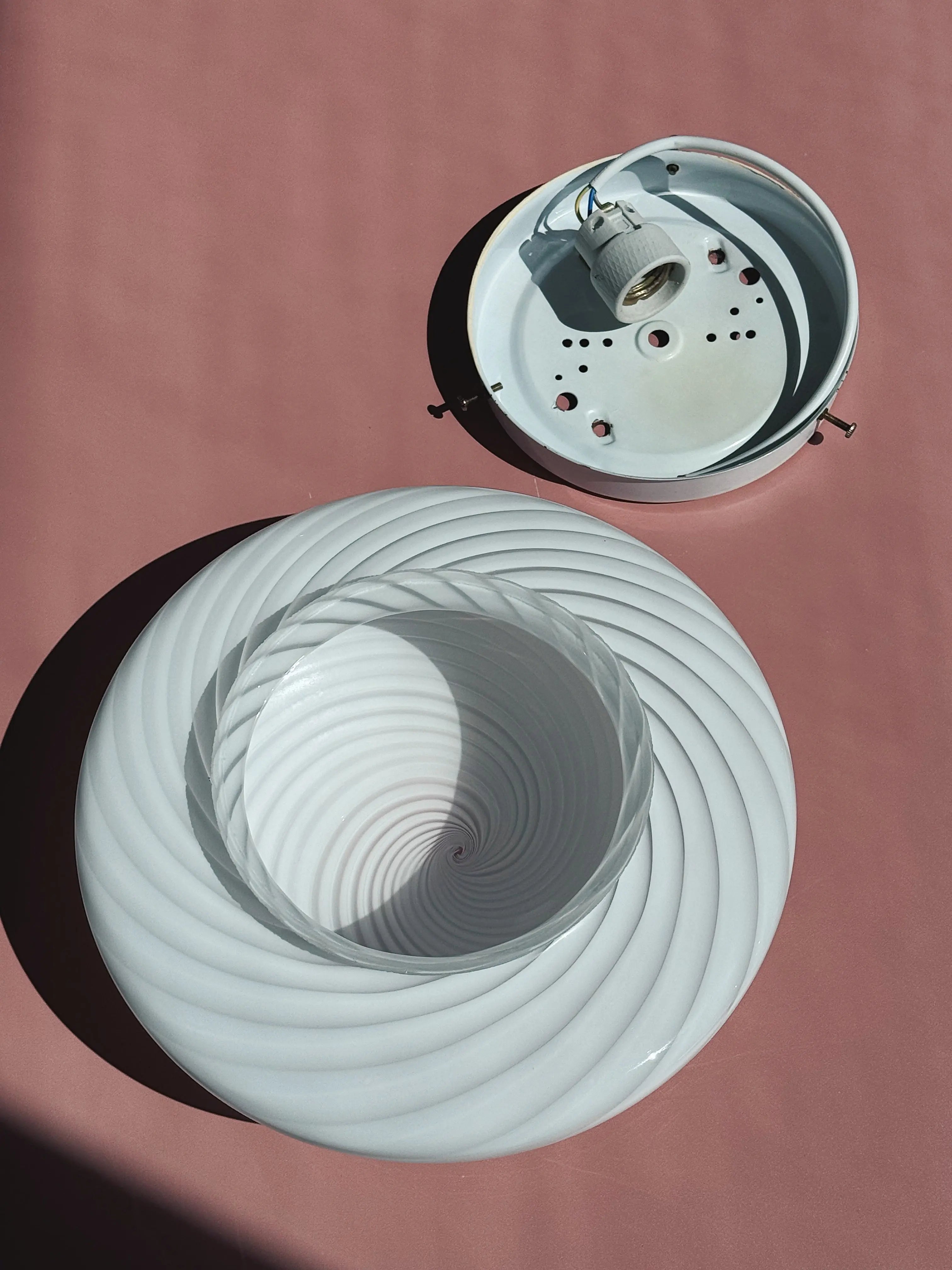 Vintage Murano Plafond Loftslampe/Væglampe i Hvidt Swirl Glas | Ø29 cm Studio Hafnia