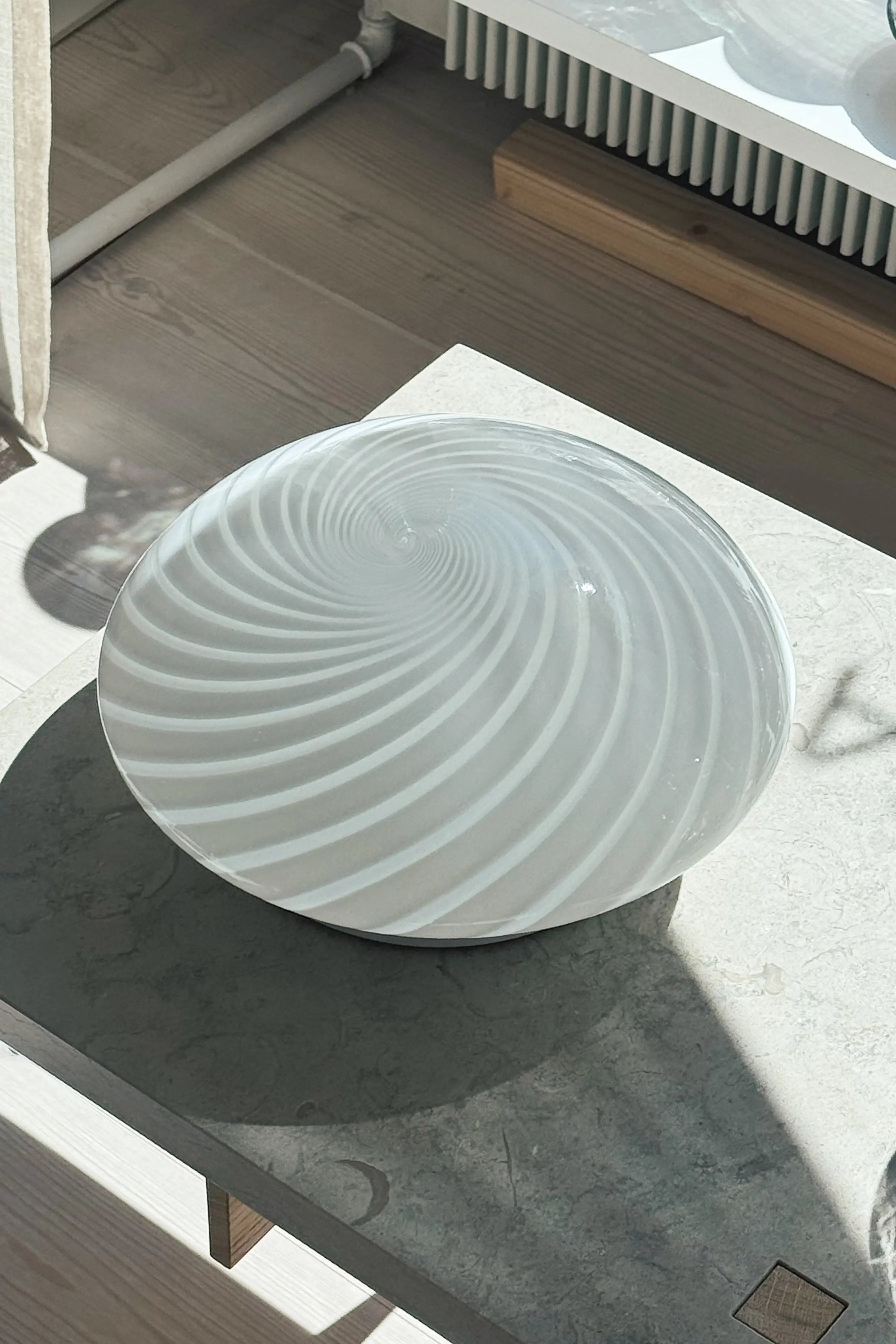 Vintage Murano Plafond Loftslampe/Væglampe i Hvidt Swirl Glas | Ø29 cm Studio Hafnia