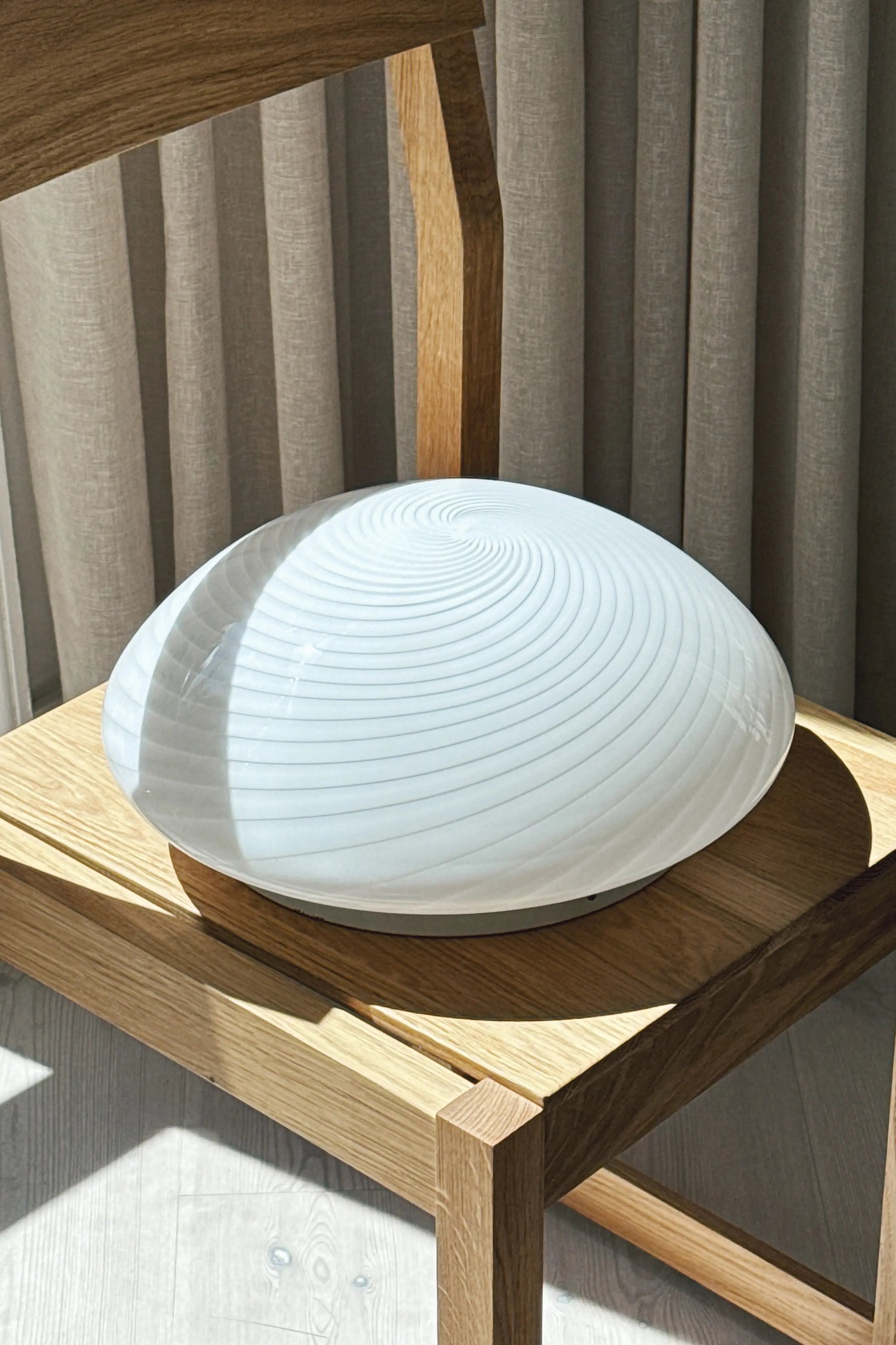 Vintage Murano Plafond Loftslampe/Væglampe i Hvidt Swirl Glas | Ø32 cm Studio Hafnia