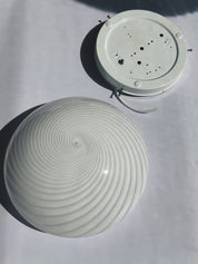 Vintage Murano Plafond Loftslampe/Væglampe i Hvidt Swirl Glas | Ø34 cm Studio Hafnia
