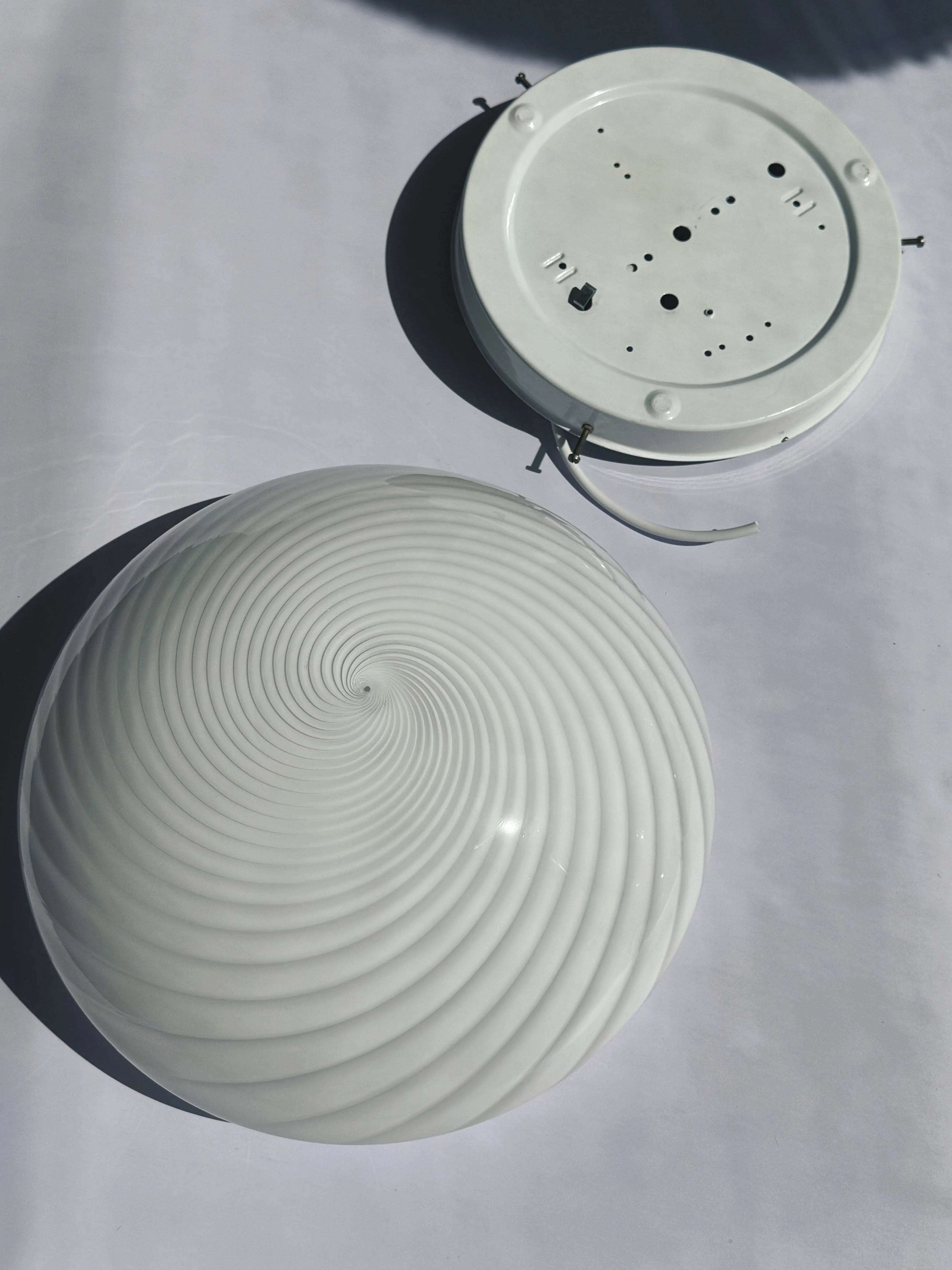 Vintage Murano Plafond Loftslampe/Væglampe i Hvidt Swirl Glas | Ø34 cm Studio Hafnia