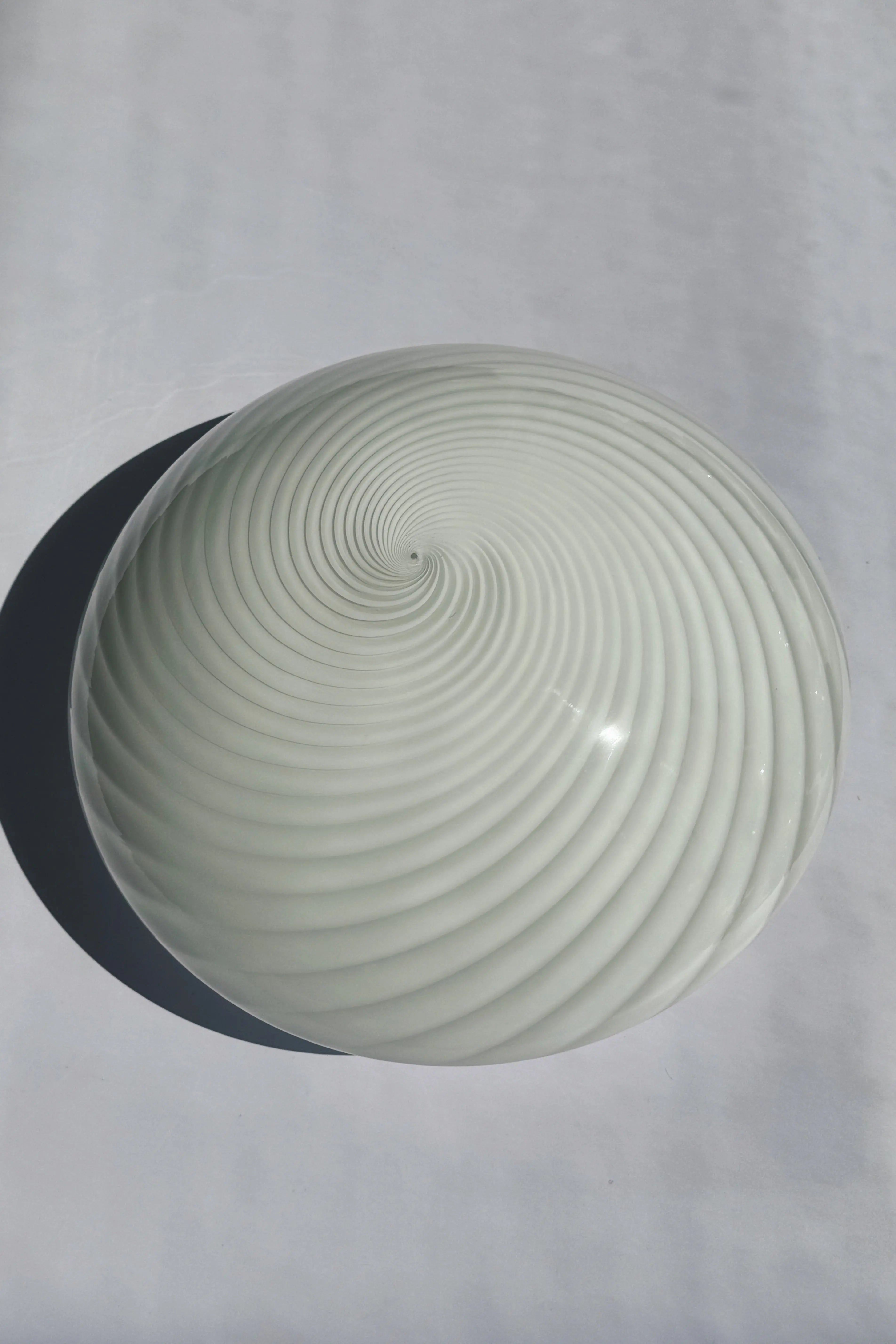 Vintage Murano Plafond Loftslampe/Væglampe i Hvidt Swirl Glas | Ø34 cm Studio Hafnia