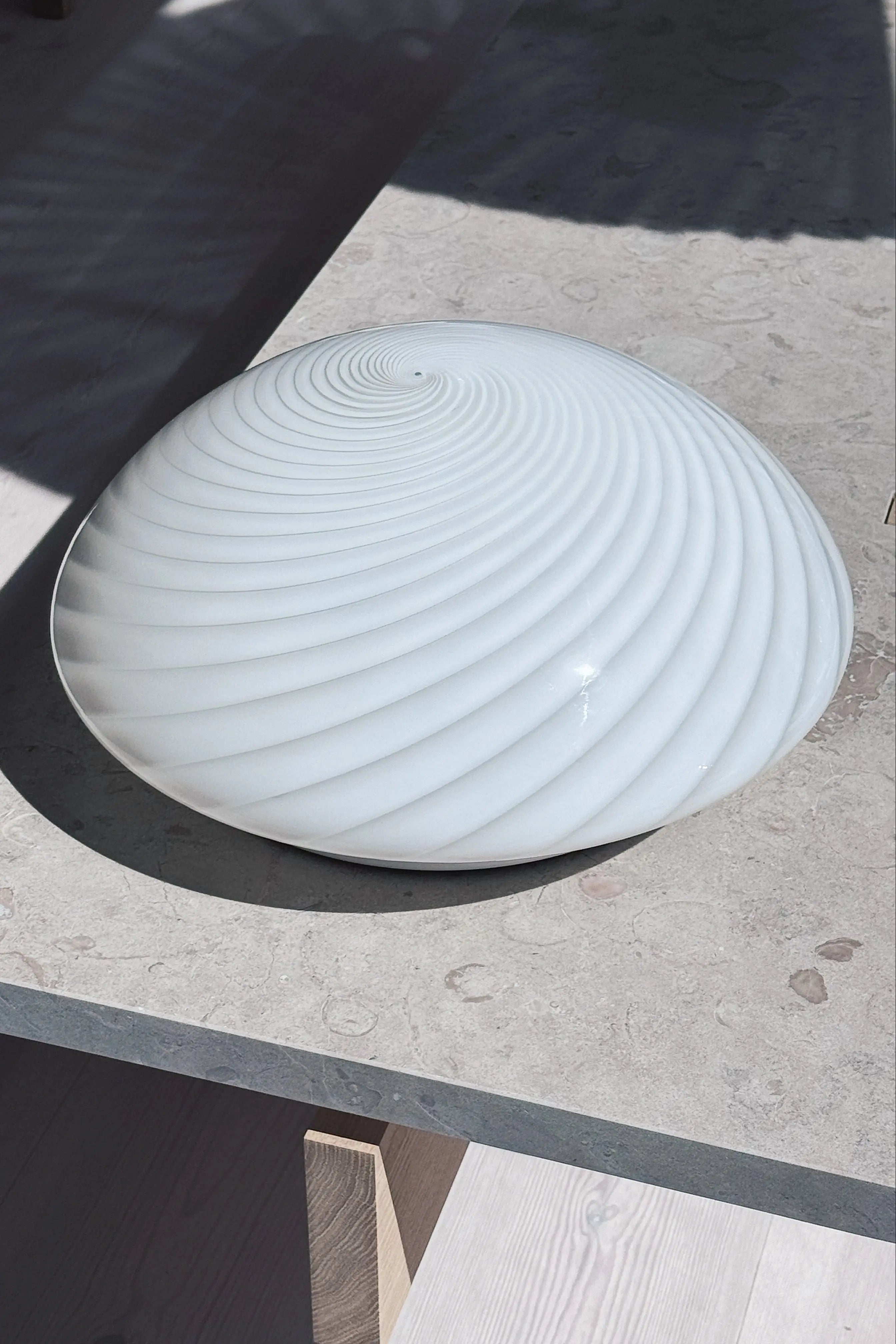 Væglampe i Hvidt Swirl Glas | Ø34 cm Studio Hafnia