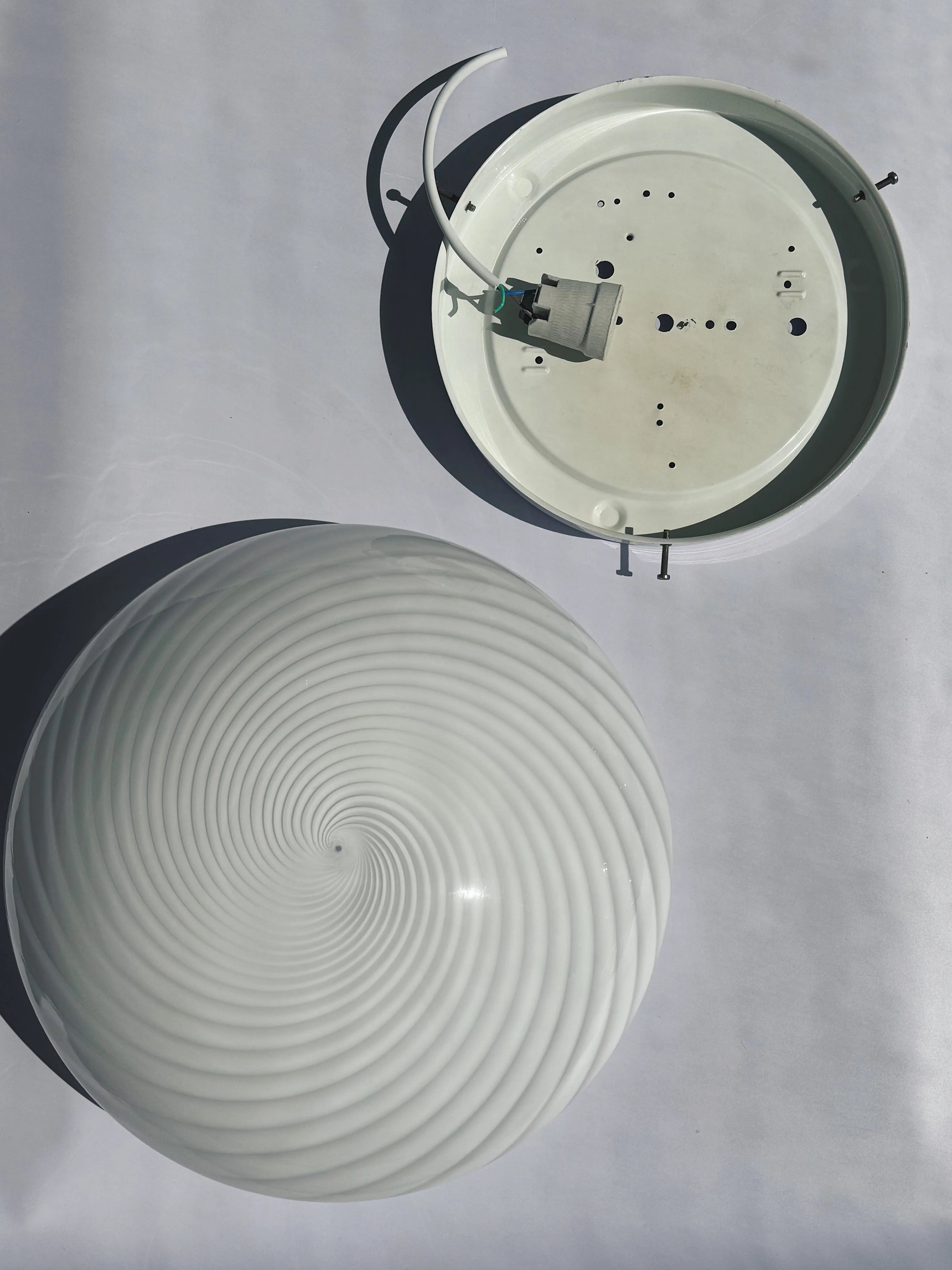 Vintage Murano Plafond Loftslampe/Væglampe i Hvidt Swirl Glas | Ø34 cm Studio Hafnia