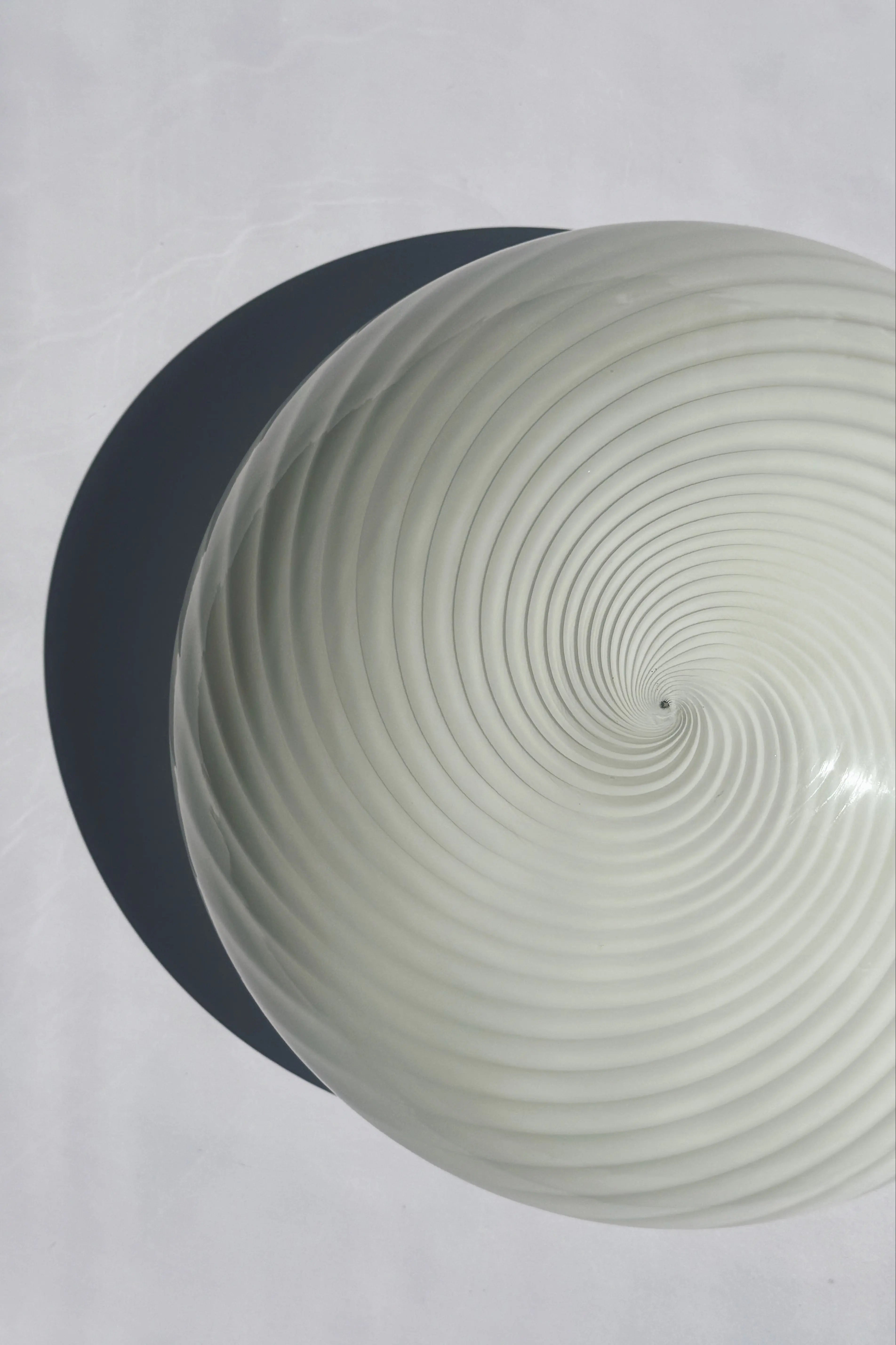 Vintage Murano Plafond Loftslampe/Væglampe i Hvidt Swirl Glas | Ø34 cm Studio Hafnia