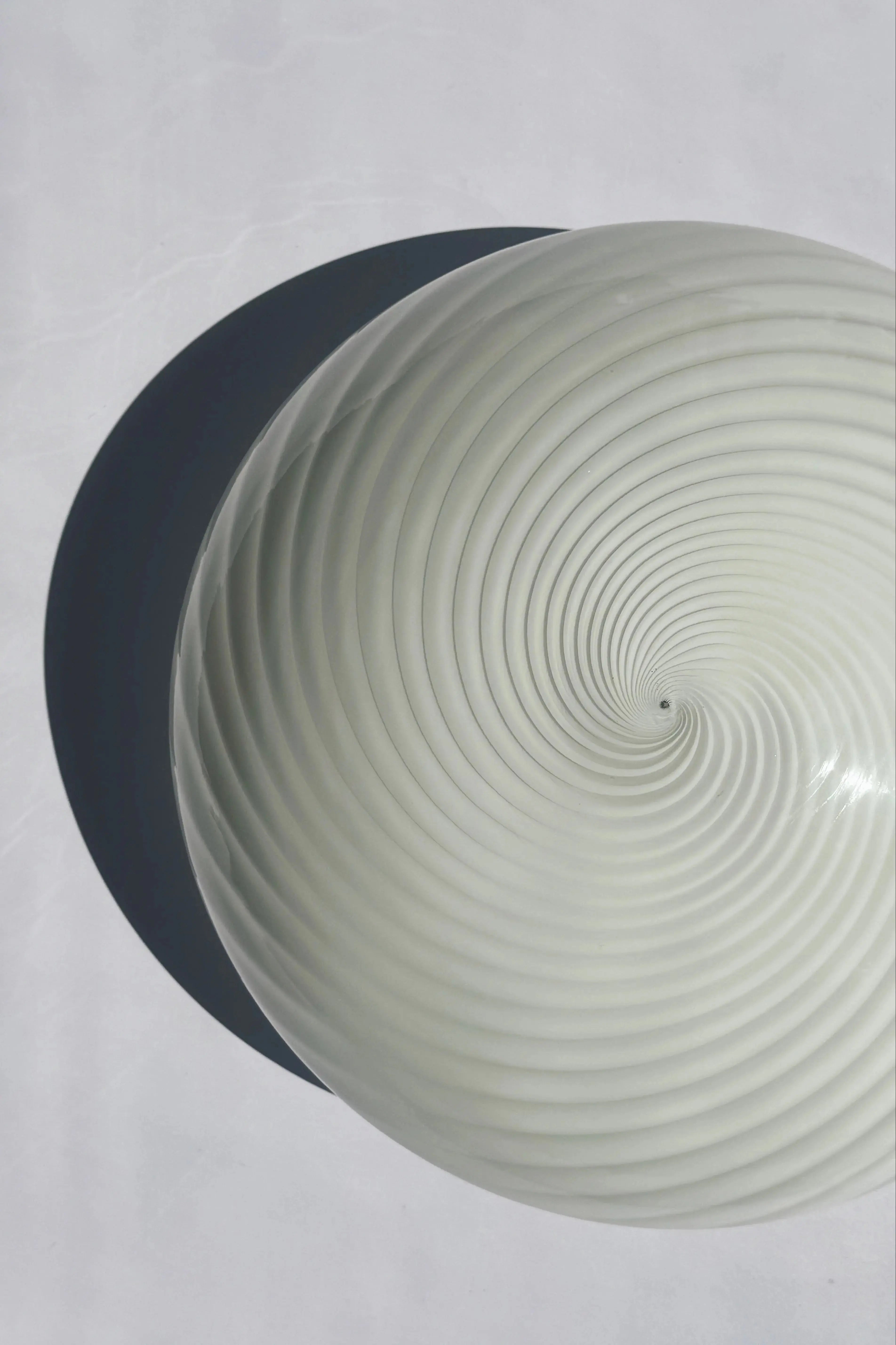Vintage Murano Plafond Loftslampe/Væglampe i Hvidt Swirl Glas | Ø34 cm Studio Hafnia
