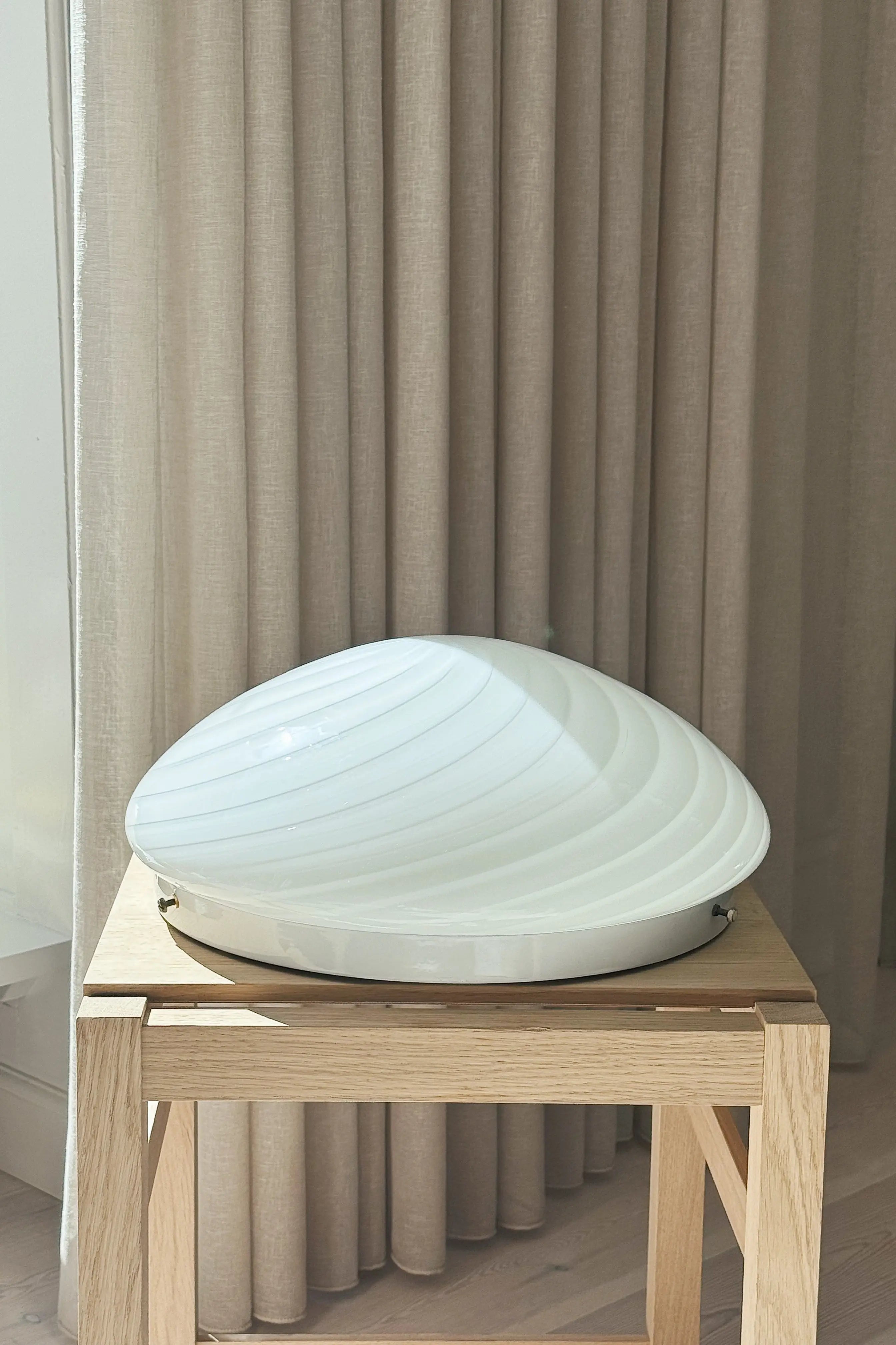 Vintage Murano Plafond Loftslampe/Væglampe i Hvidt Swirl Glas | Ø36 cm Studio Hafnia