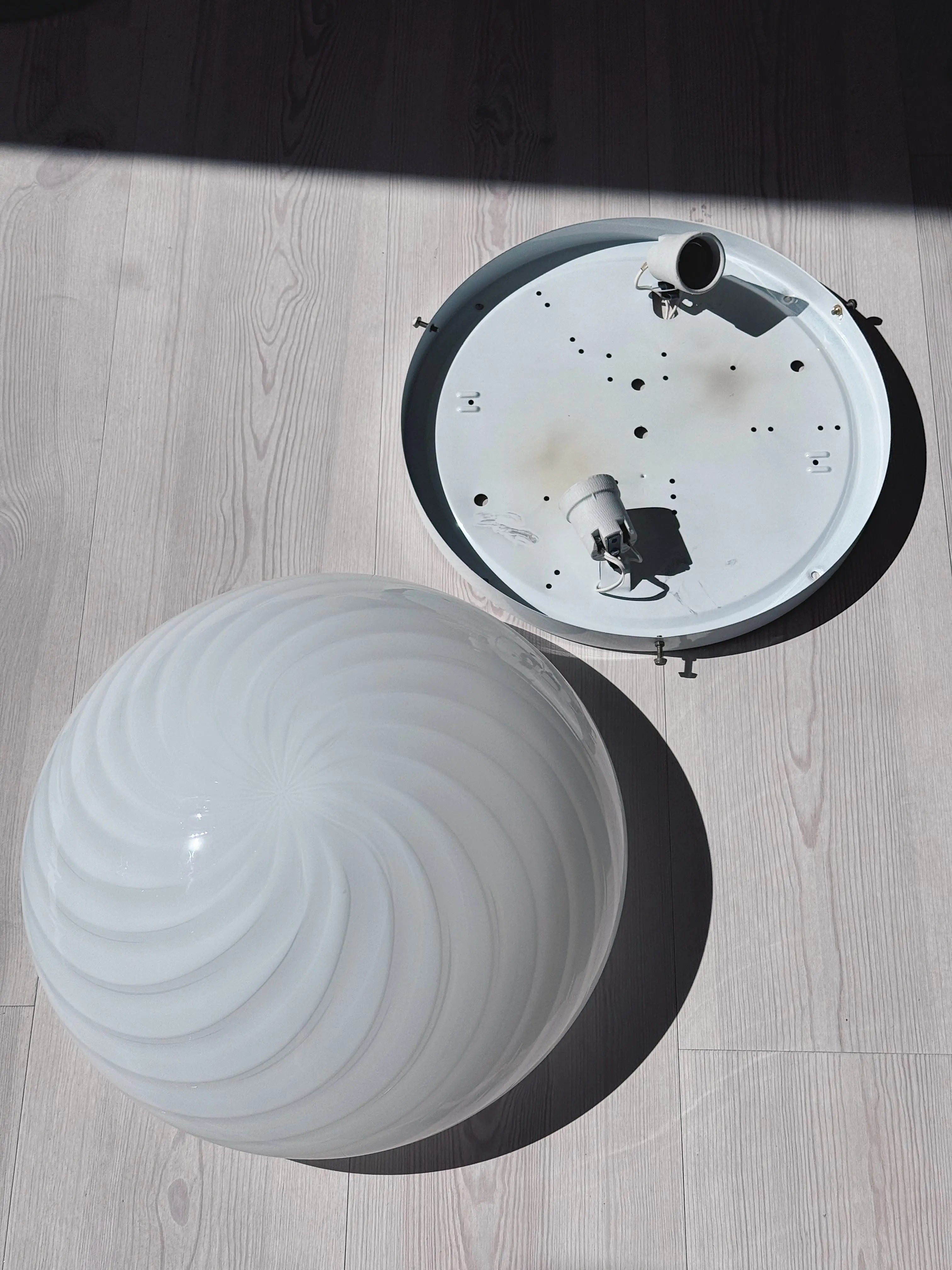 Vintage Murano Plafond Loftslampe/Væglampe i Hvidt Swirl Glas | Ø36 cm Studio Hafnia