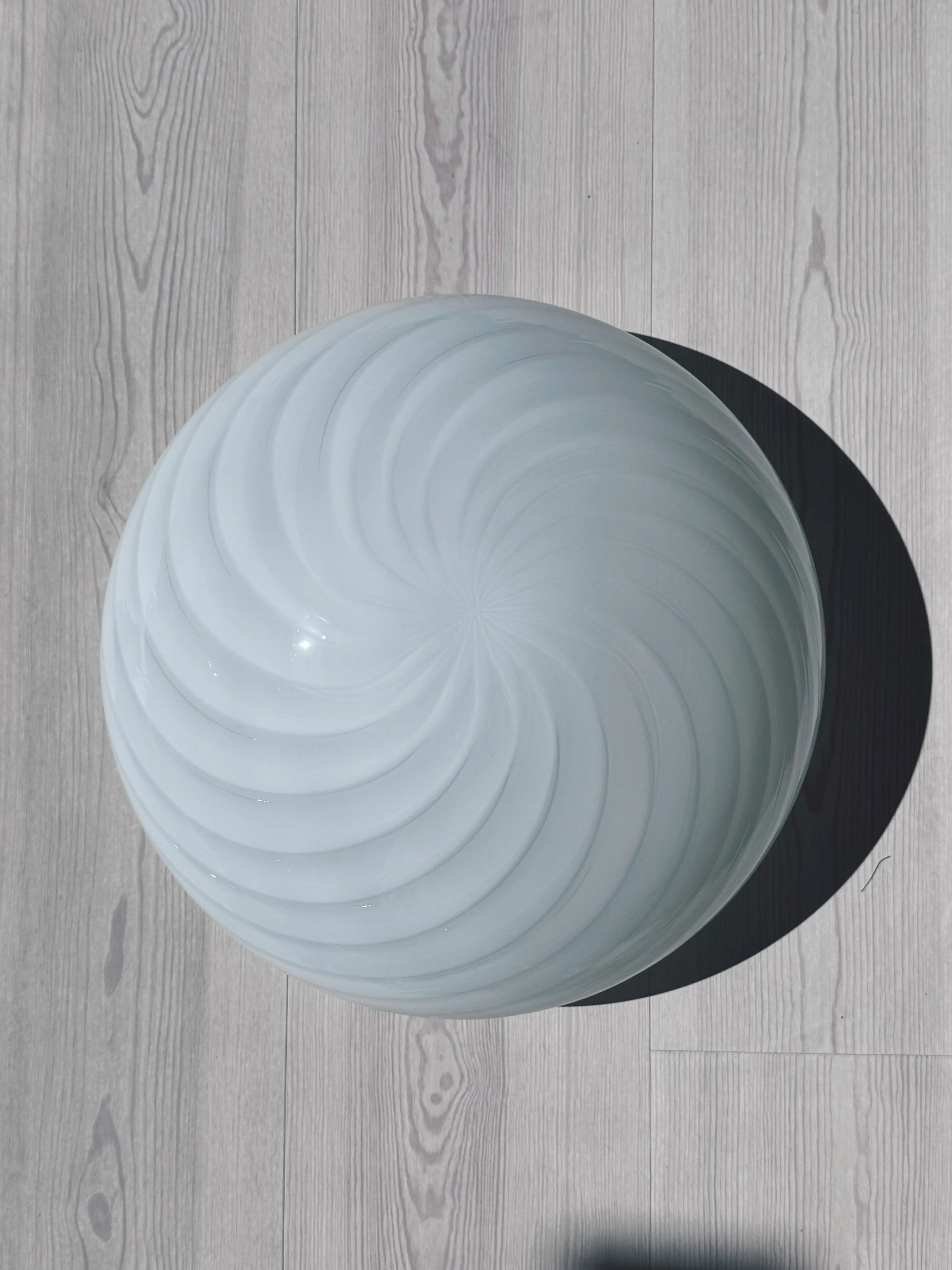 Vintage Murano Plafond Loftslampe/Væglampe i Hvidt Swirl Glas | Ø36 cm Studio Hafnia