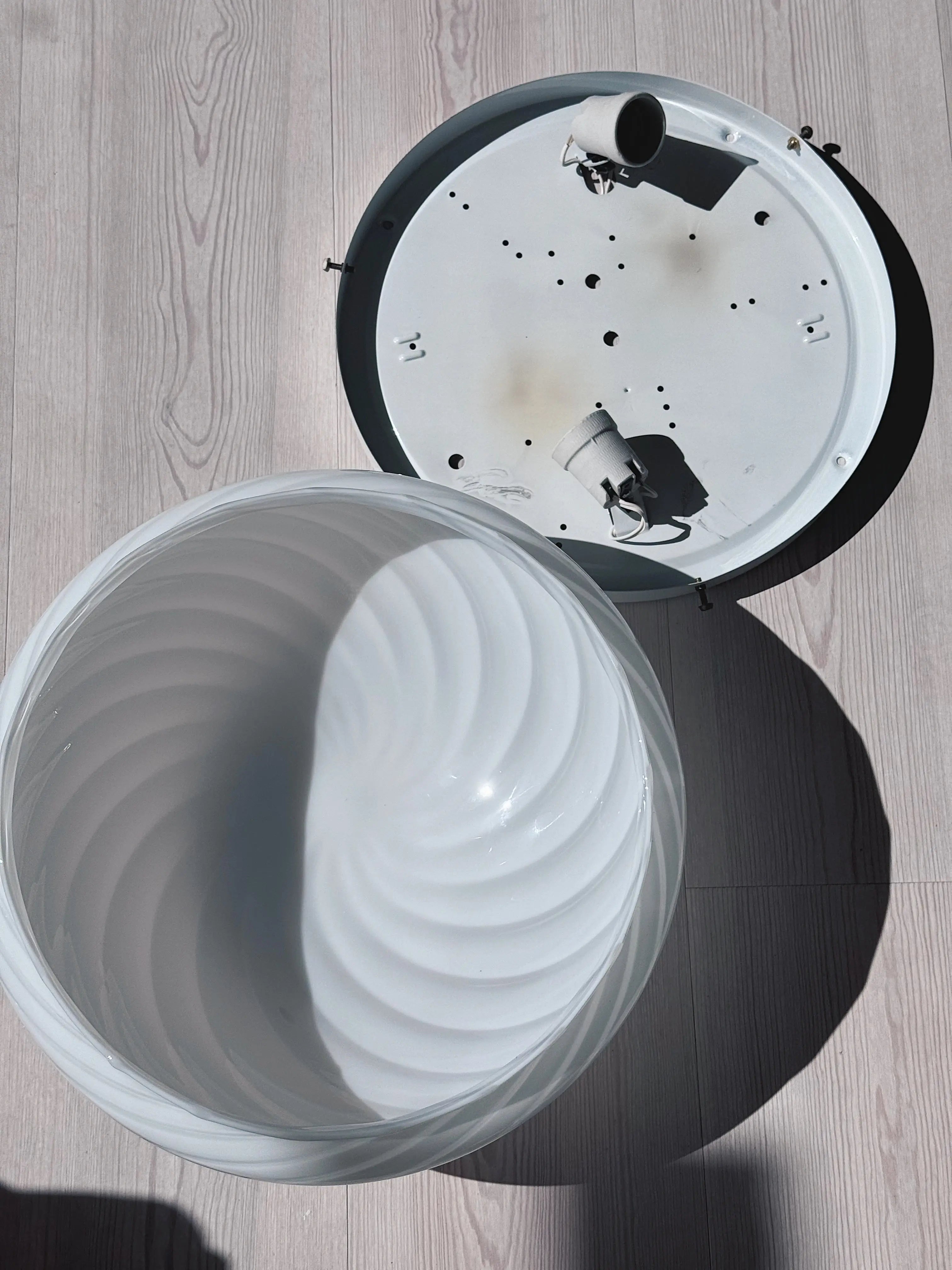 Vintage Murano Plafond Loftslampe/Væglampe i Hvidt Swirl Glas | Ø36 cm Studio Hafnia