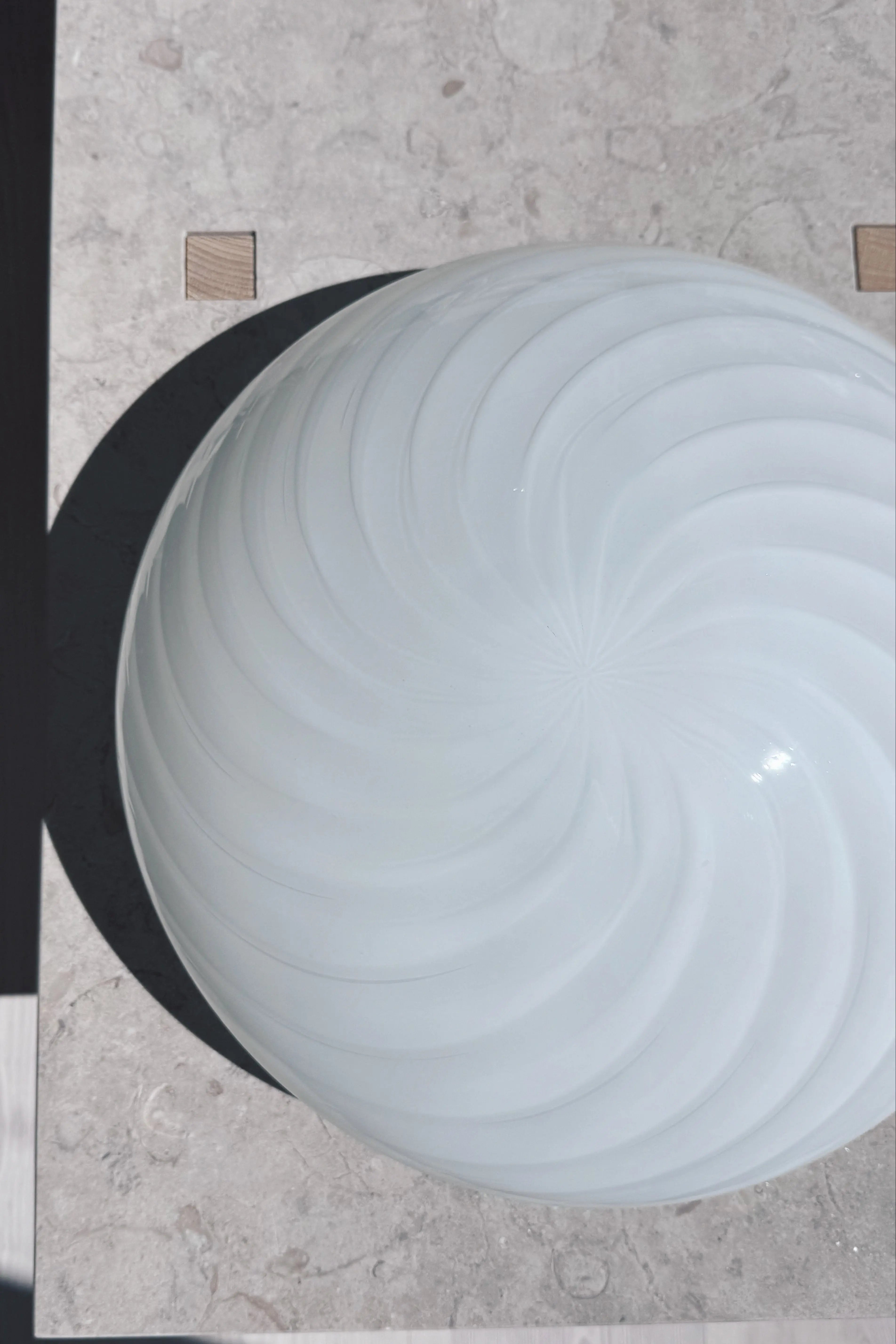 Væglampe i Hvidt Swirl Glas | Ø36 cm Studio Hafnia