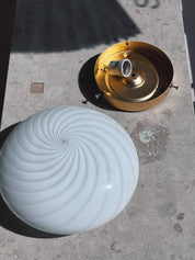 Vintage Murano Plafond Loftslampe/Væglampe i Hvidt Swirl Glas med Messingbase | Ø30 cm Studio Hafnia