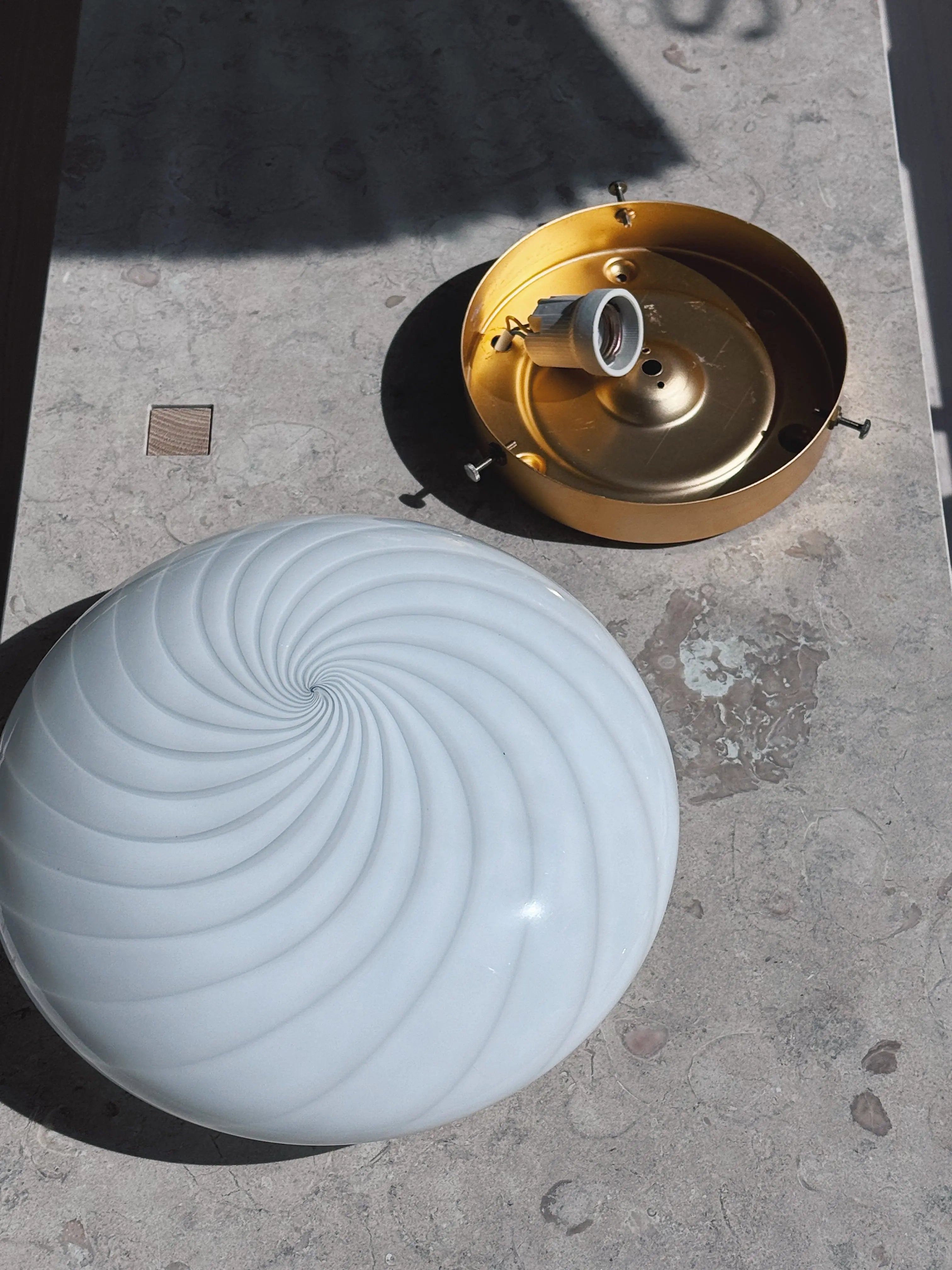 Vintage Murano Plafond Loftslampe/Væglampe i Hvidt Swirl Glas med Messingbase | Ø30 cm Studio Hafnia