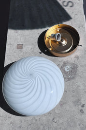 Vintage Murano Plafond Loftslampe/Væglampe i Hvidt Swirl Glas med Messingbase | Ø30 cm Studio Hafnia