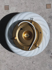 Vintage Murano Plafond Loftslampe/Væglampe i Hvidt Swirl Glas med Messingbase | Ø30 cm Studio Hafnia